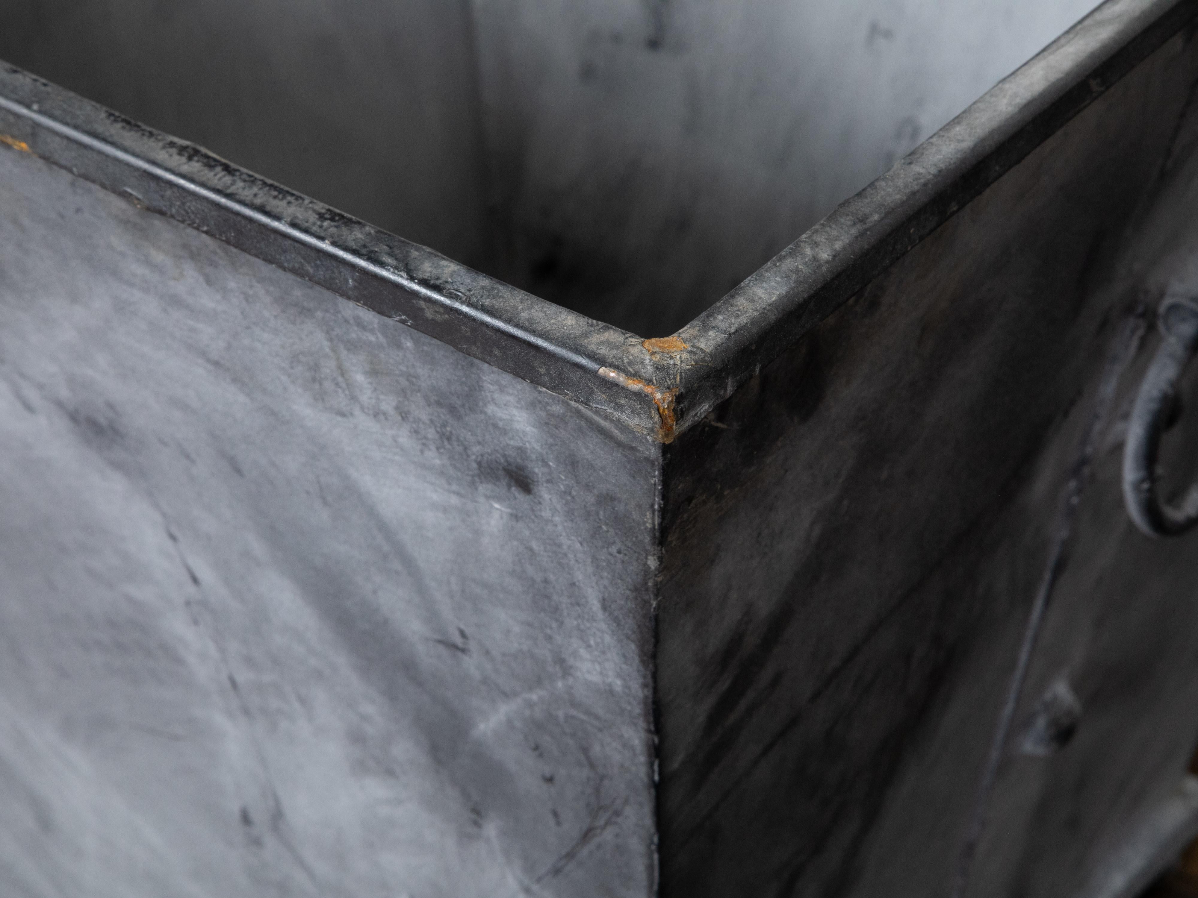 Paar graue Metall-Pflanzgefäße im industriellen Stil mit konisch zulaufenden Linien und Ringgriffen im Angebot 4