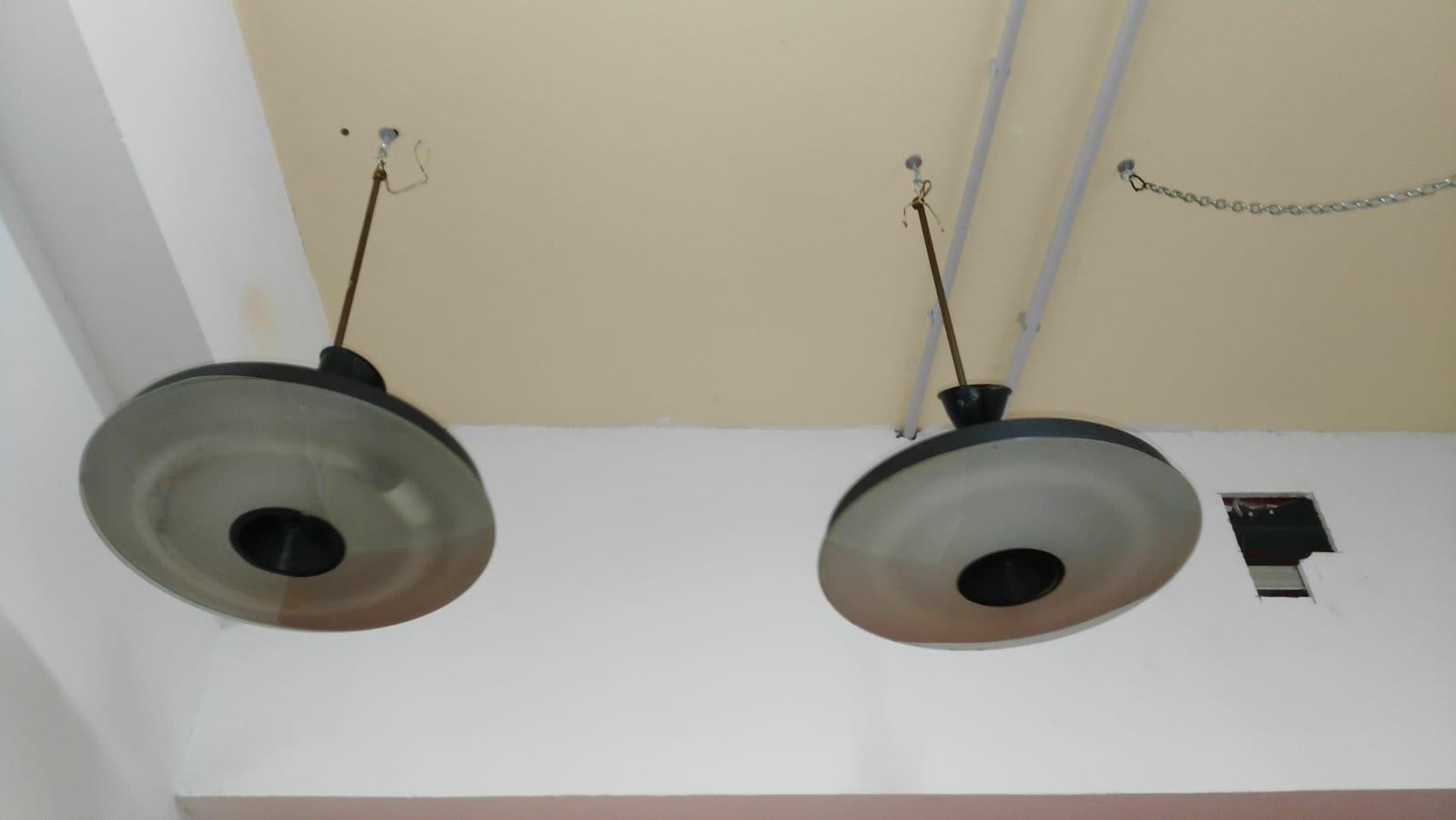 Pair of Industrial-style pendant lights in black metal. The Industrial-style chandelier par excellence: perfect for lighting kitchens, living rooms, lofts, open spaces, bars, restaurants, etc.