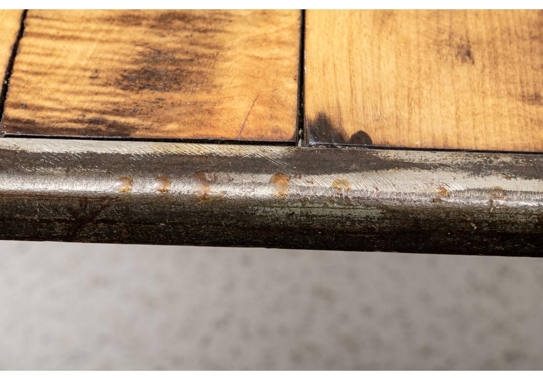 Ein Paar Beistelltische aus Holz und Eisen im industriellen Stil von Maine Furniture im Angebot 4