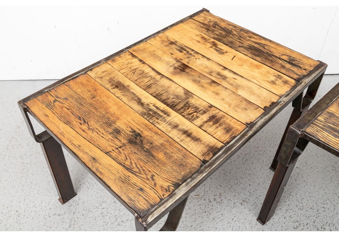 Ein Paar Beistelltische aus Holz und Eisen im industriellen Stil von Maine Furniture (Industriell) im Angebot