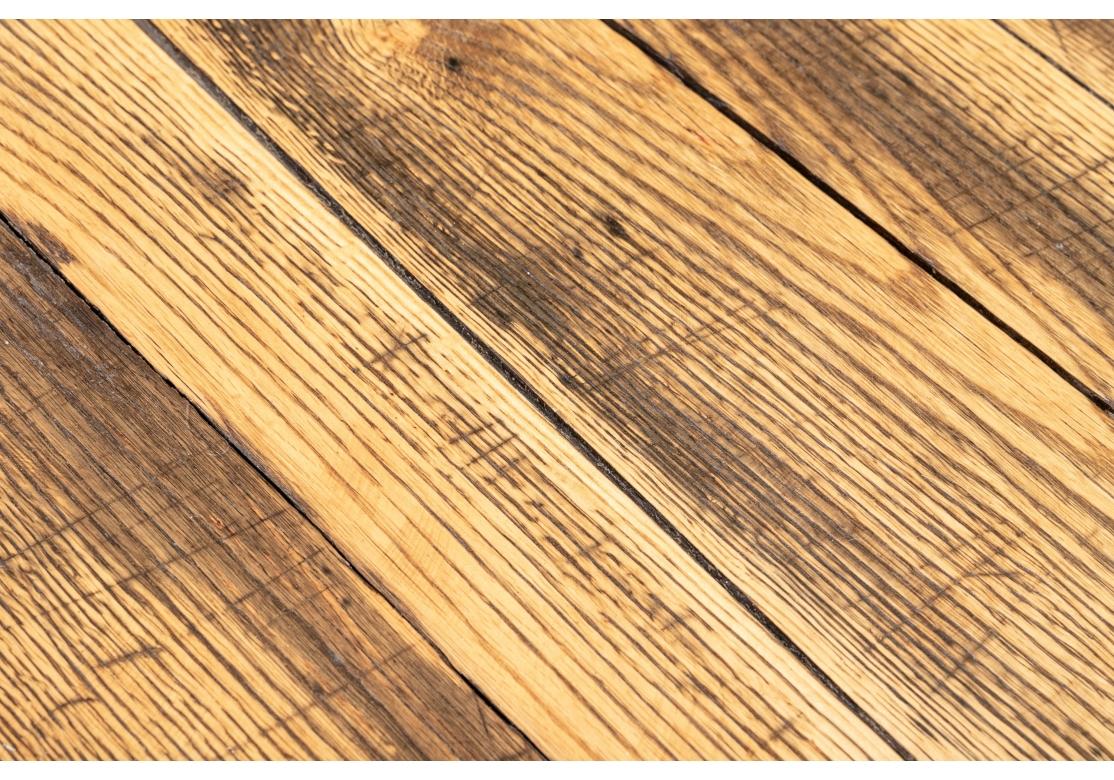 Ein Paar Beistelltische aus Holz und Eisen im industriellen Stil von Maine Furniture im Zustand „Starke Gebrauchsspuren“ im Angebot in Bridgeport, CT