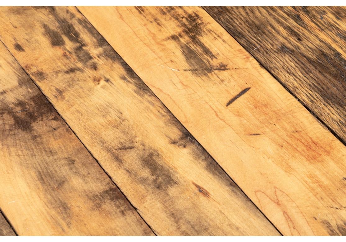 Ein Paar Beistelltische aus Holz und Eisen im industriellen Stil von Maine Furniture (20. Jahrhundert) im Angebot