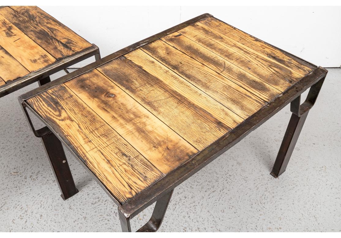 Ein Paar Beistelltische aus Holz und Eisen im industriellen Stil von Maine Furniture im Angebot 1