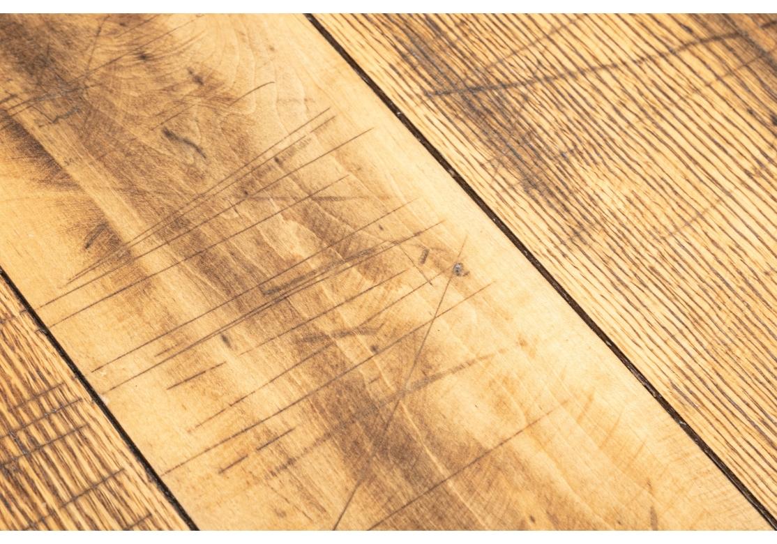 Ein Paar Beistelltische aus Holz und Eisen im industriellen Stil von Maine Furniture im Angebot 3