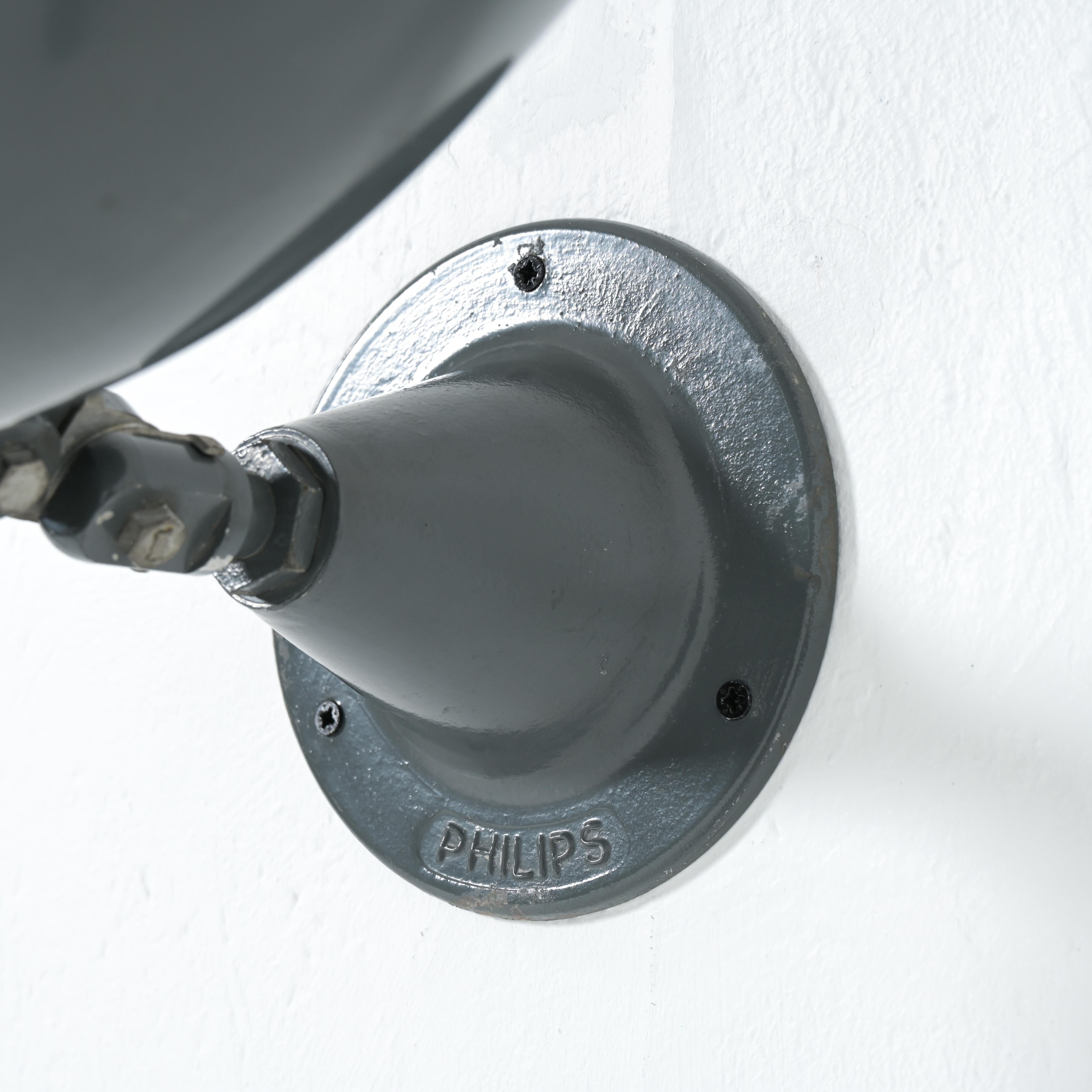 Coppia di lampade da parete industriali di Philips in vendita 3