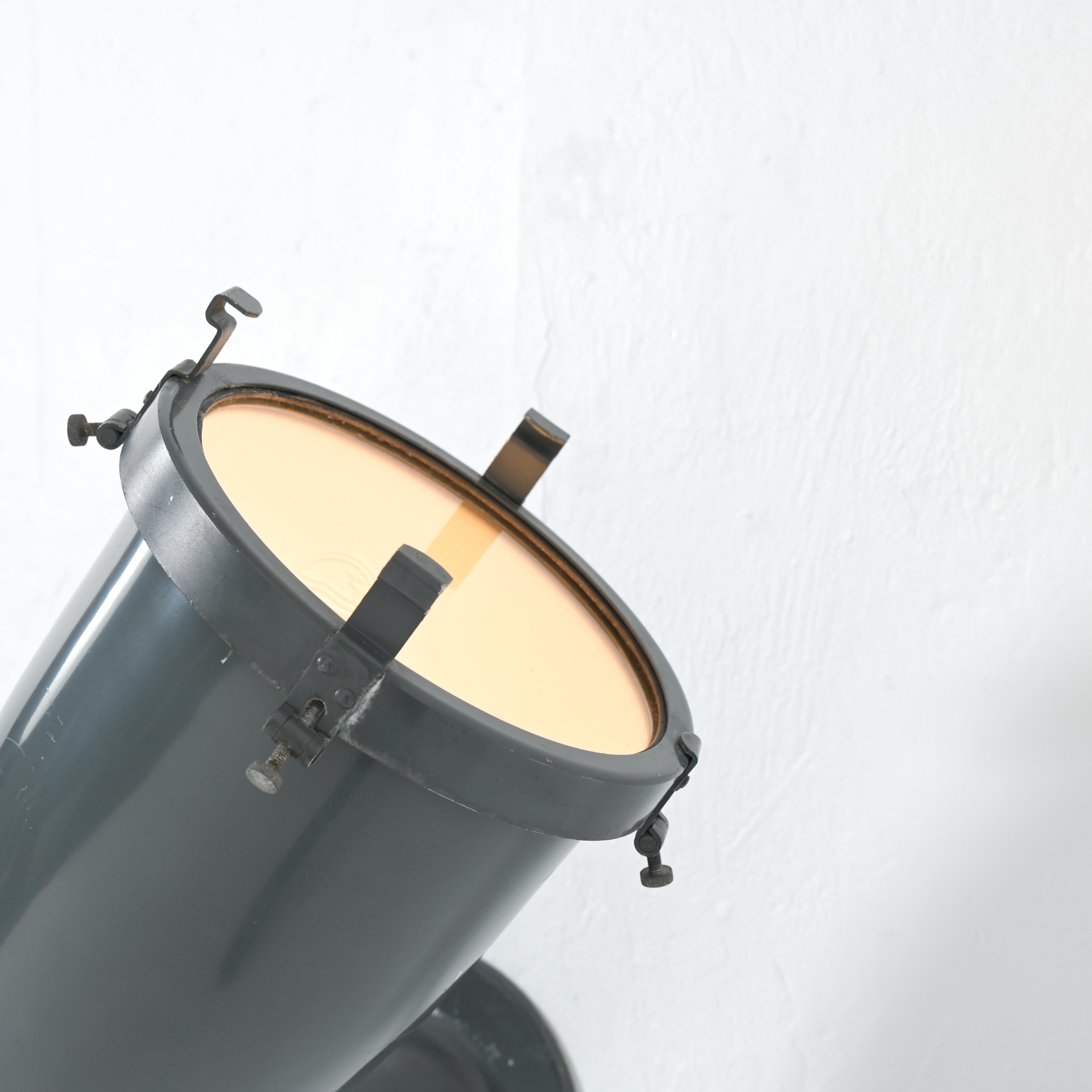 Coppia di lampade da parete industriali di Philips in vendita 4