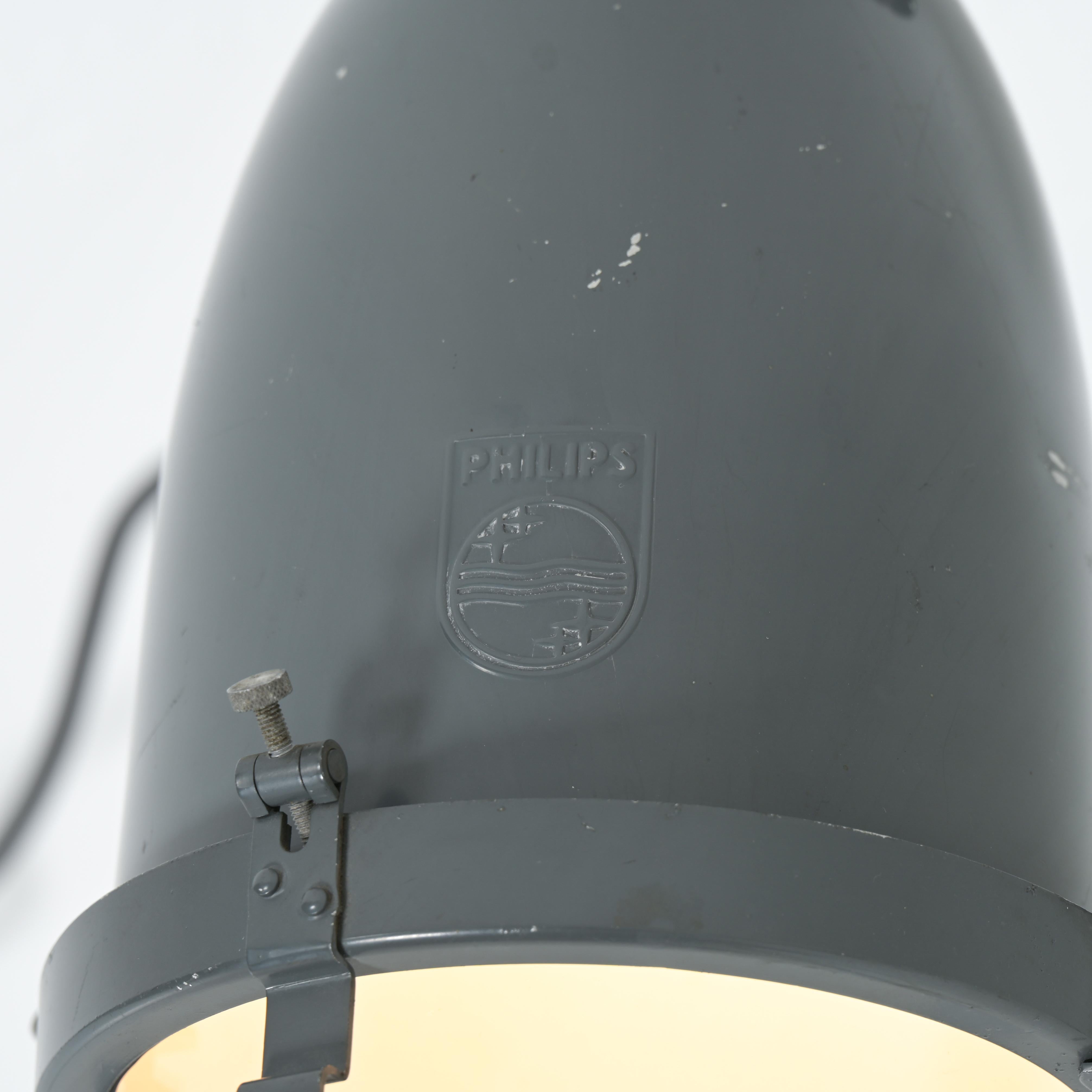 Coppia di lampade da parete industriali di Philips in vendita 7