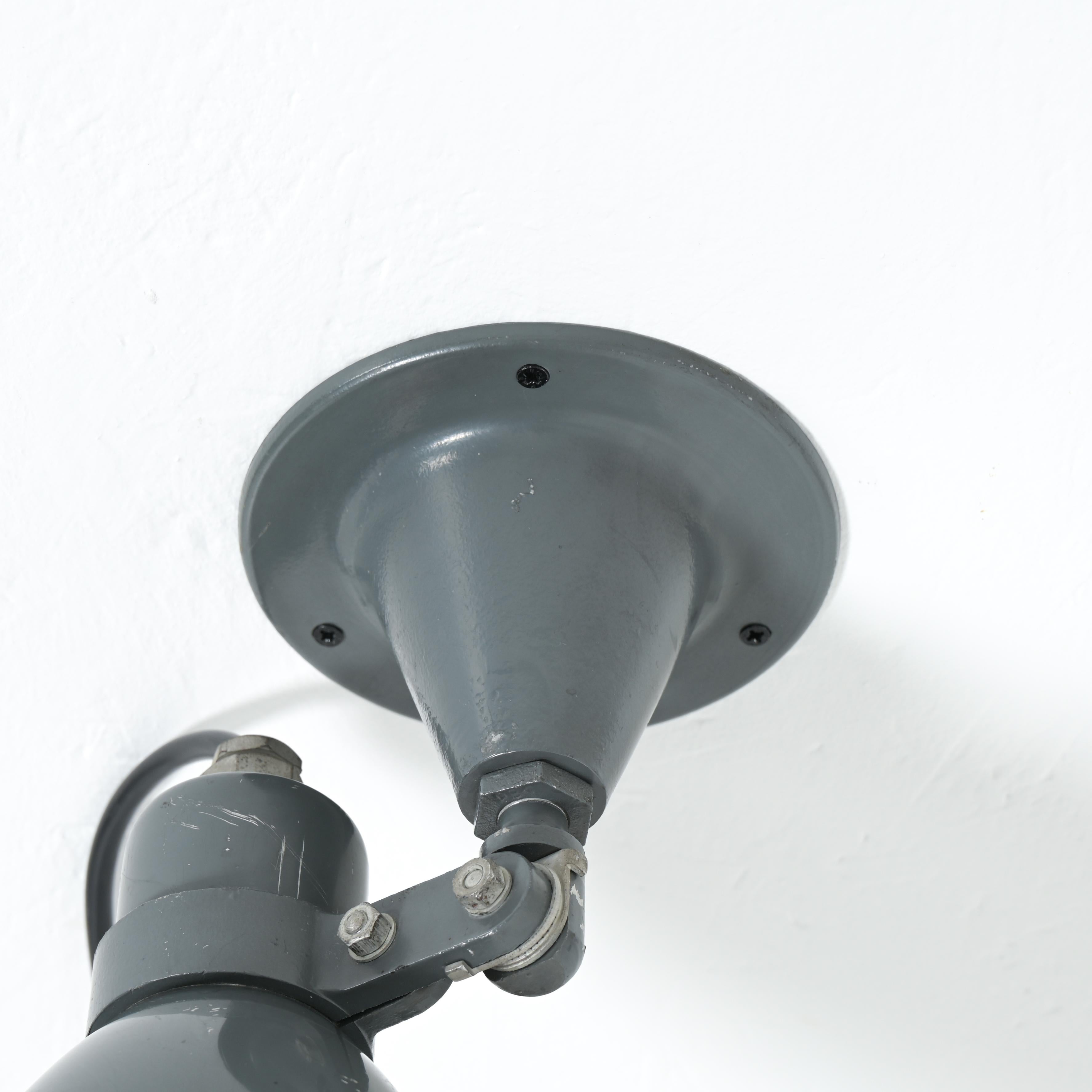 Coppia di lampade da parete industriali di Philips in vendita 8