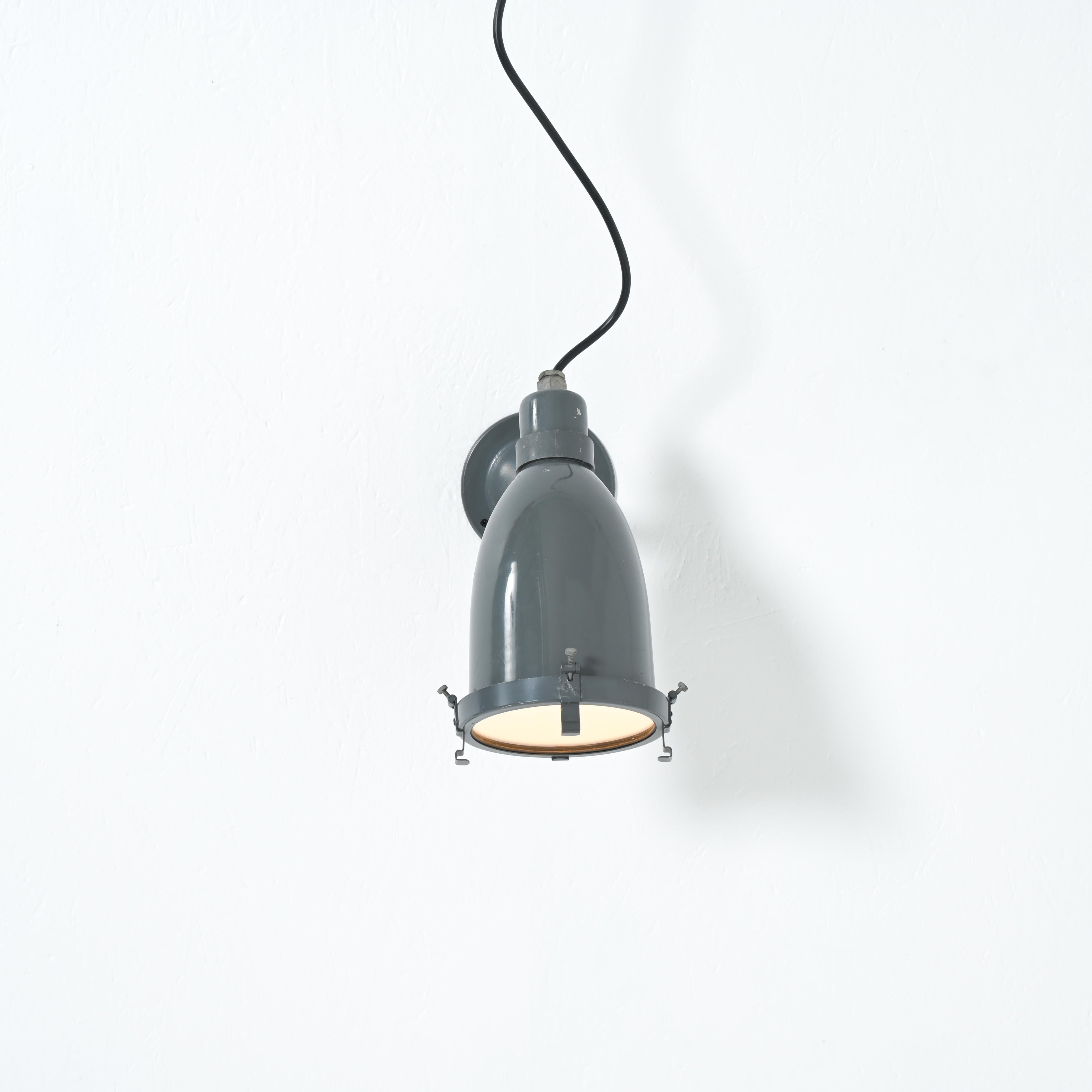 Coppia di lampade da parete industriali di Philips in vendita 11