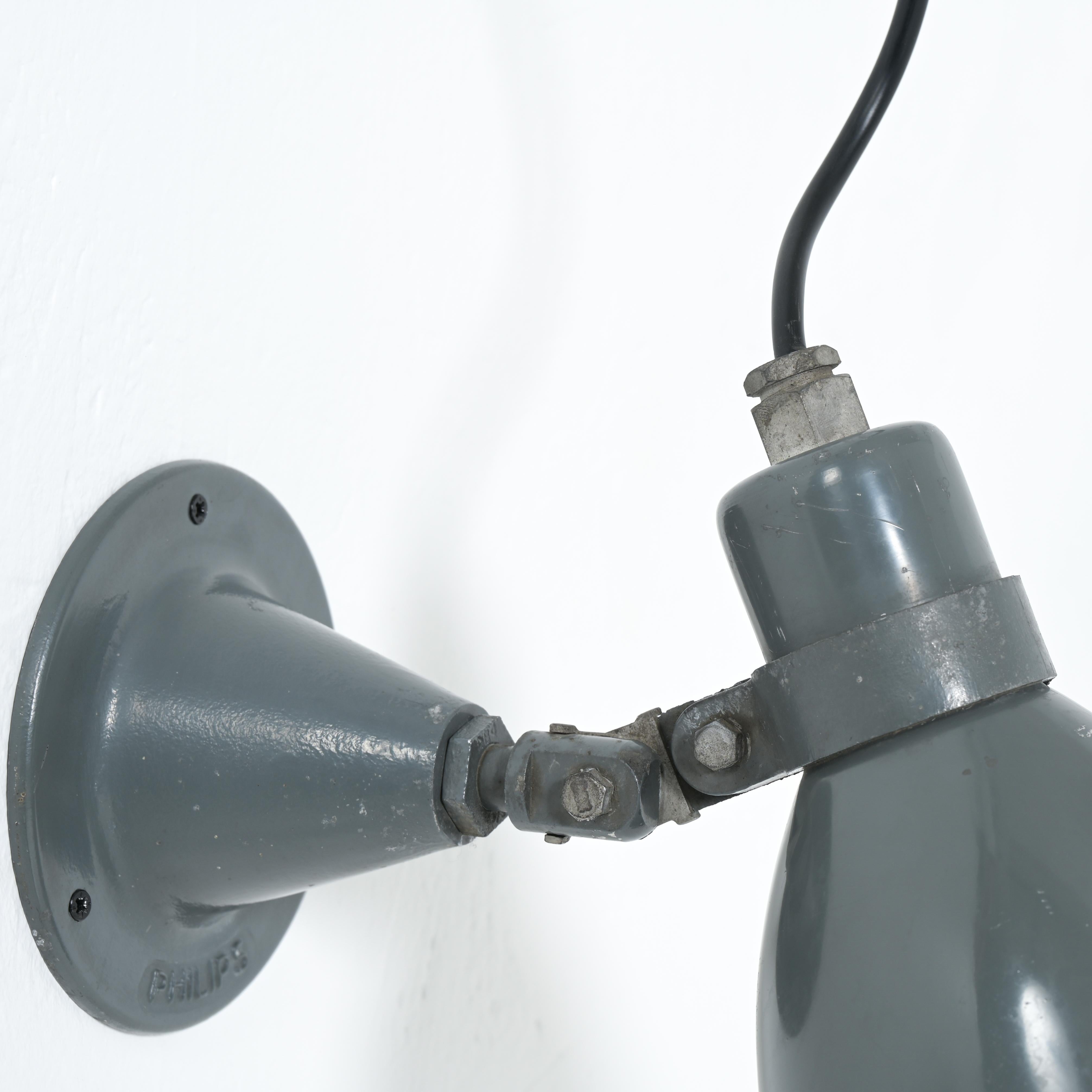 Coppia di lampade da parete industriali di Philips in vendita 12