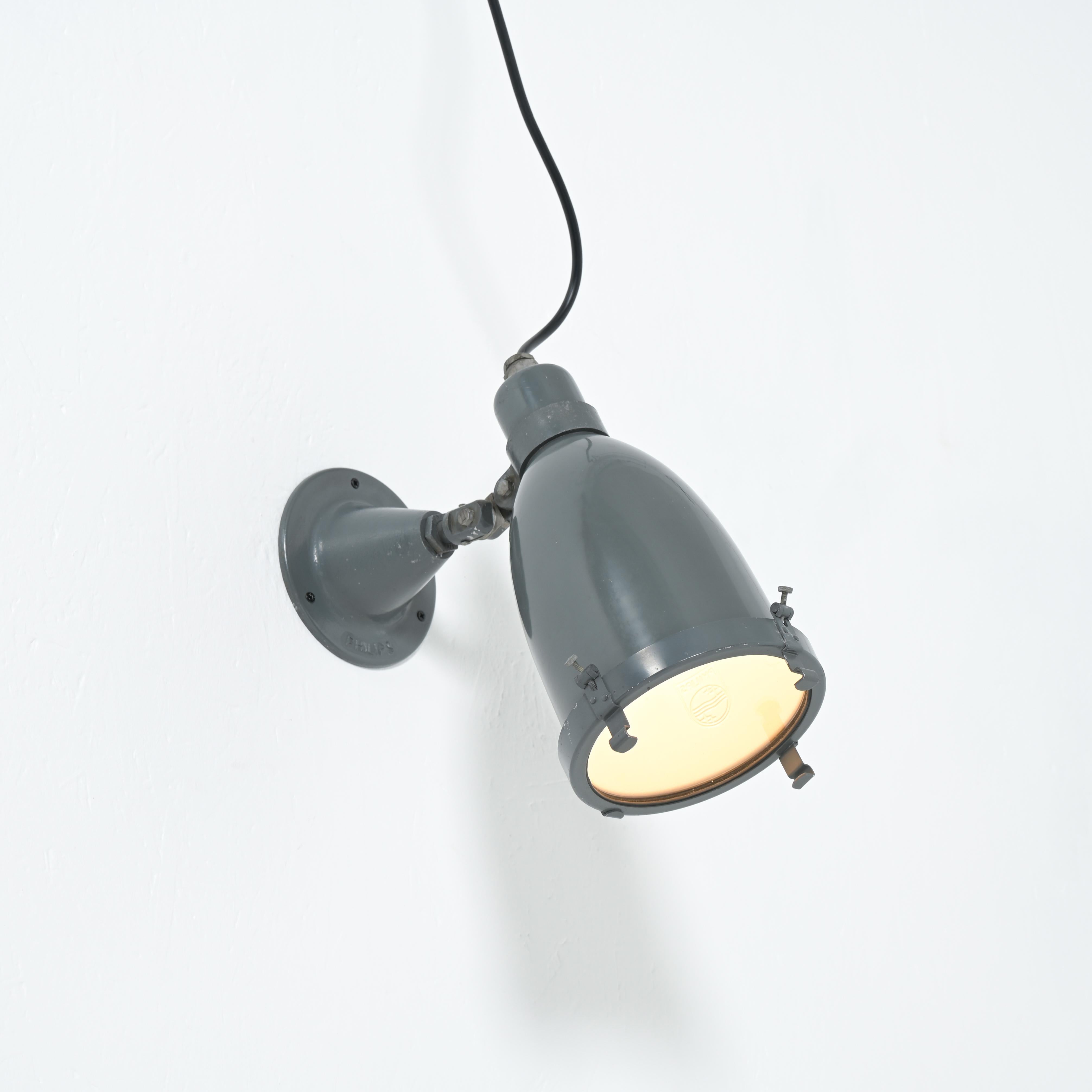 Coppia di lampade da parete industriali di Philips in vendita 13