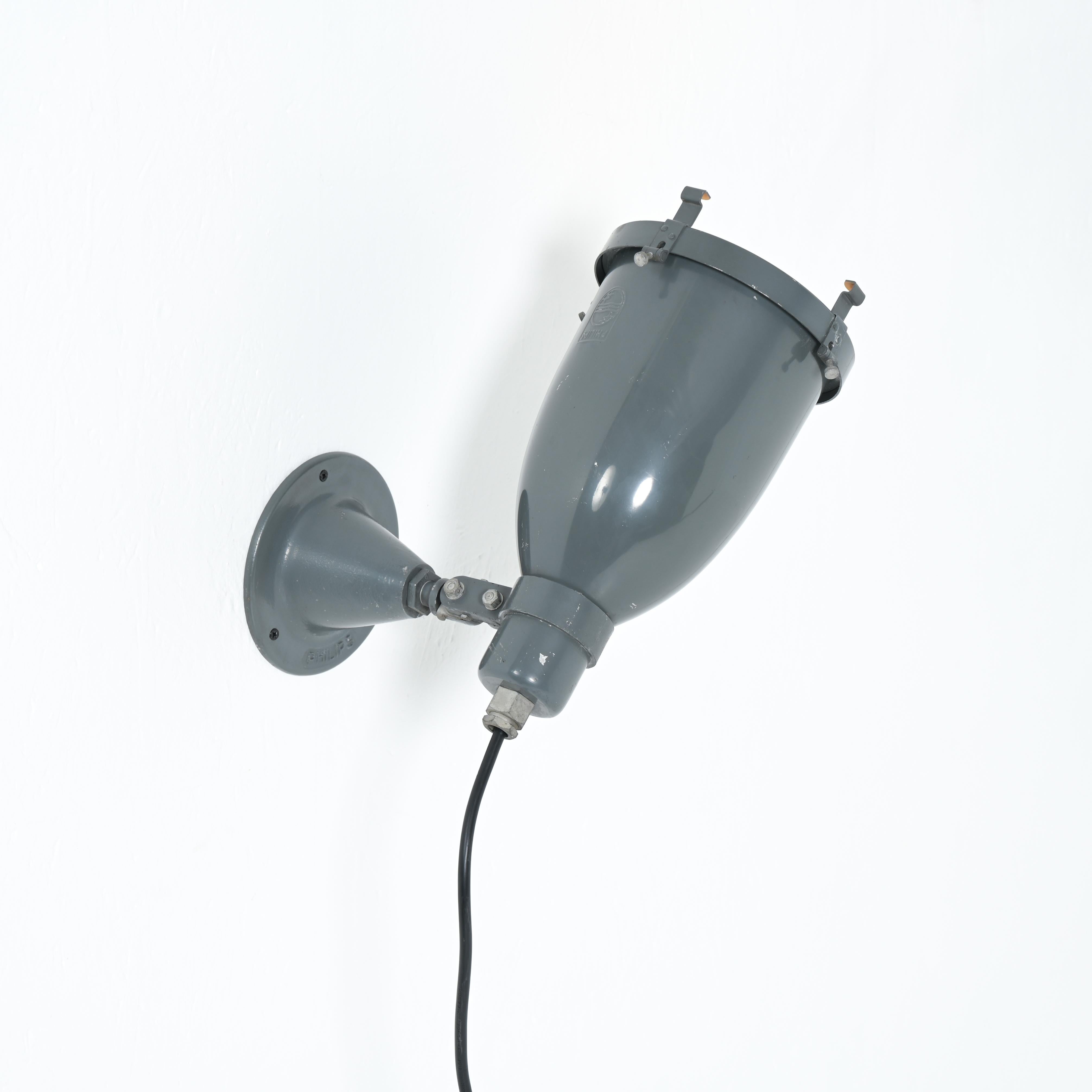 Coppia di lampade da parete industriali di Philips in vendita 1