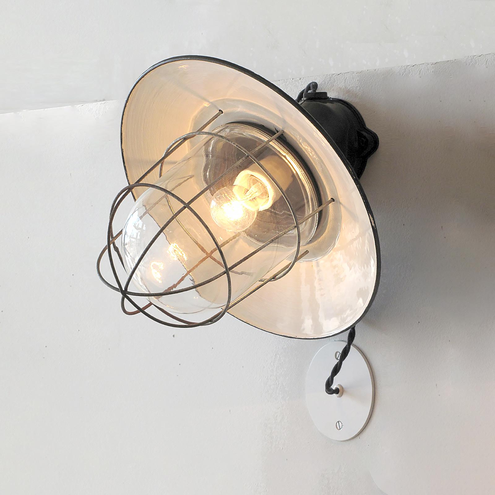 Coppia di lampade da parete industriali, 1920 in vendita 1