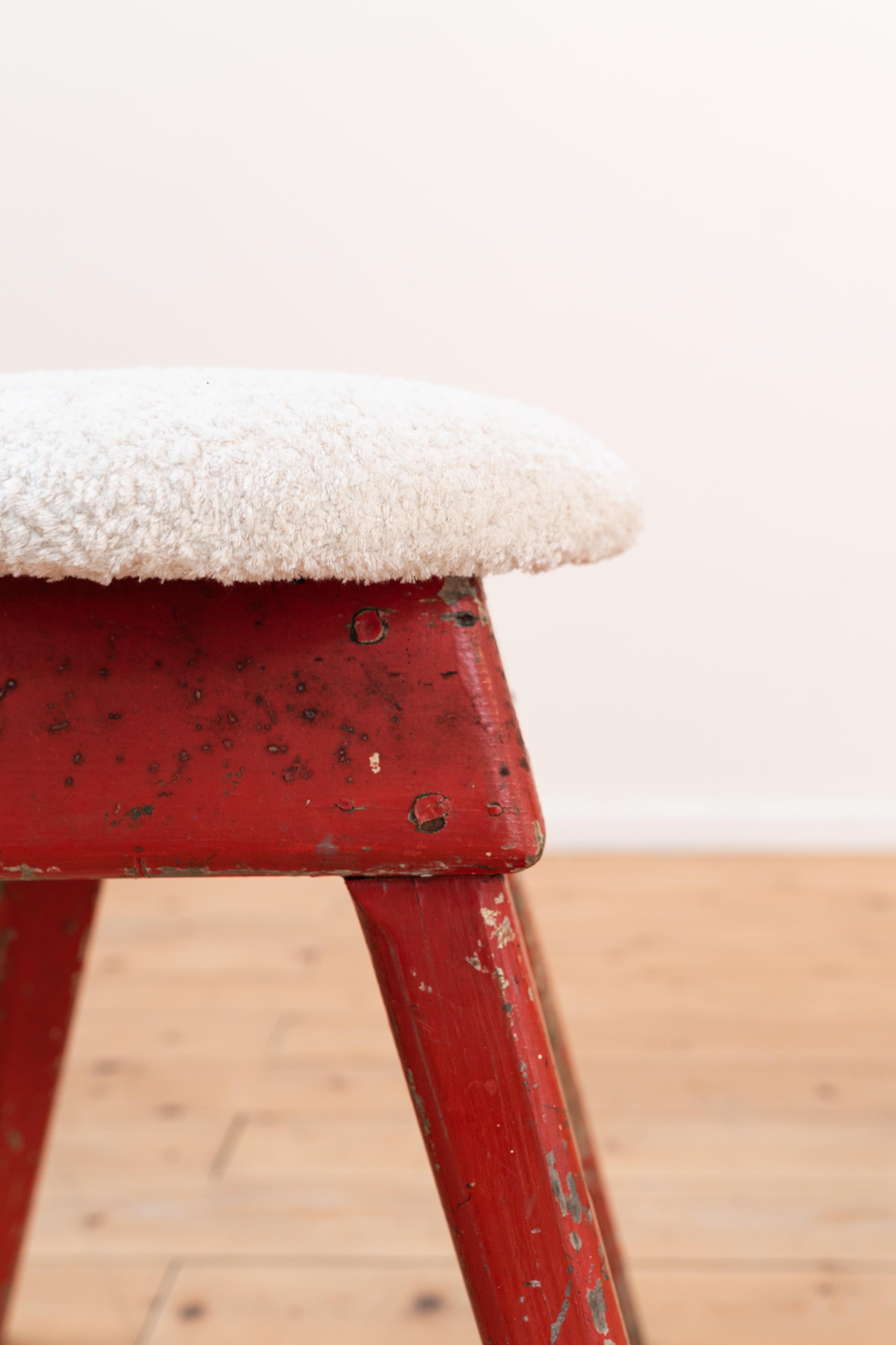 Industrial Pair of industrial red wooden stool with new wool off-white upholstery For Sale