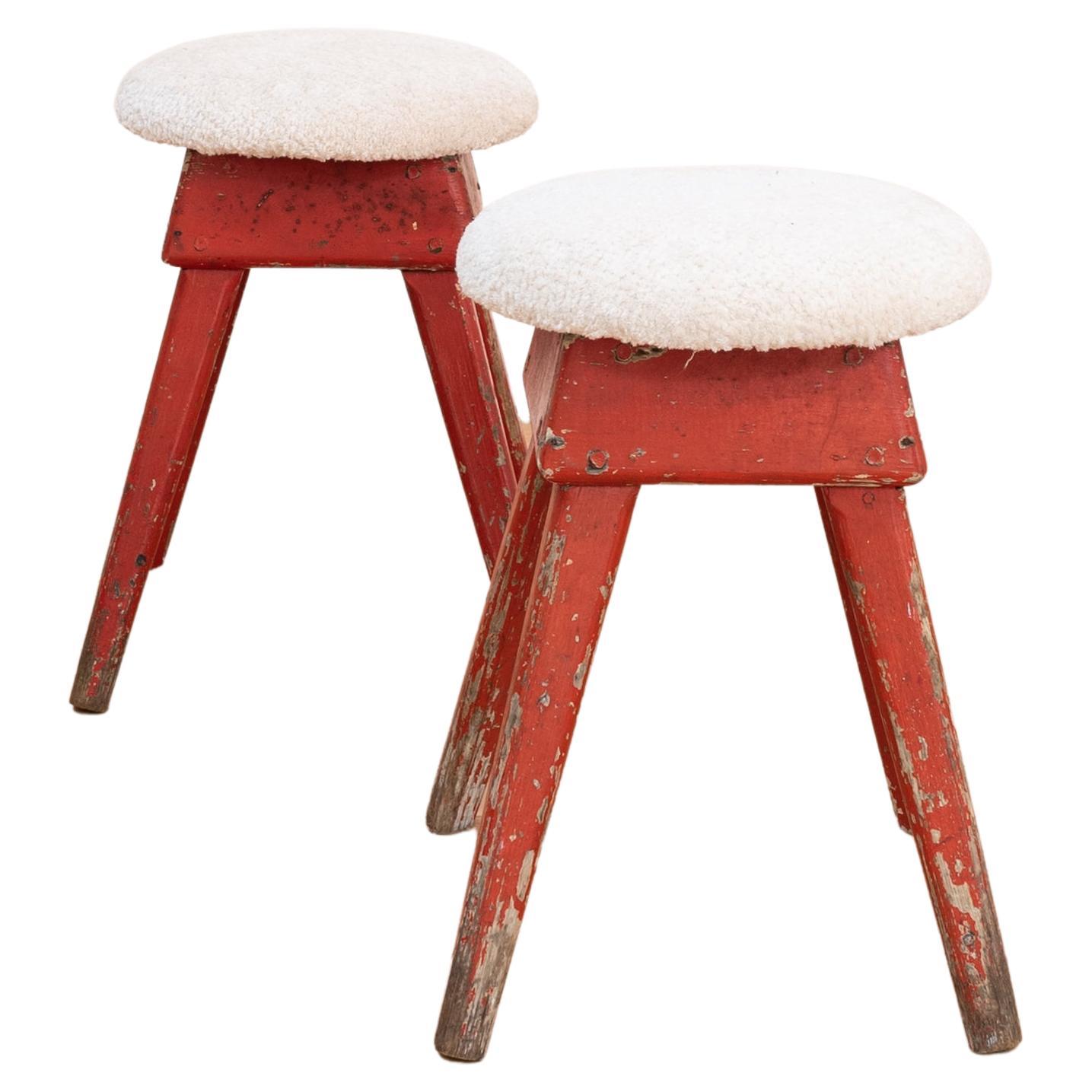 Pair of industrial red wooden stool with new wool off-white upholstery For Sale