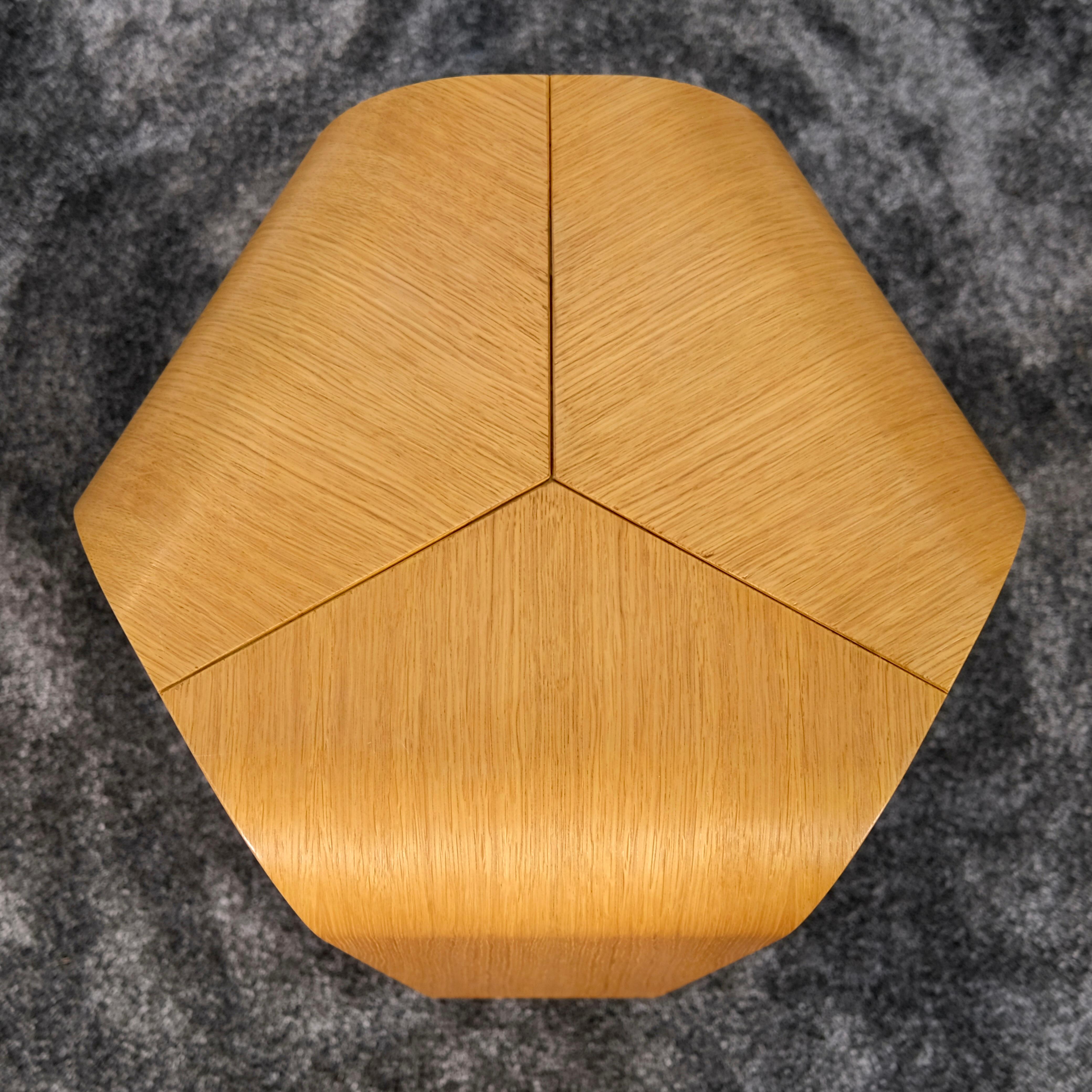Der Infinity Table von Enrico Cesana für Busnelli ist ein fesselndes Stück, das künstlerisches Flair mit Alltagsfunktionalität verbindet. Sein fließendes, skulpturales Design und seine glatten, ununterbrochenen Linien ziehen die Blicke auf sich und