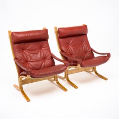 Par de sillones de cuero «Siesta» de Ingmar Relling, de cuero rojo
