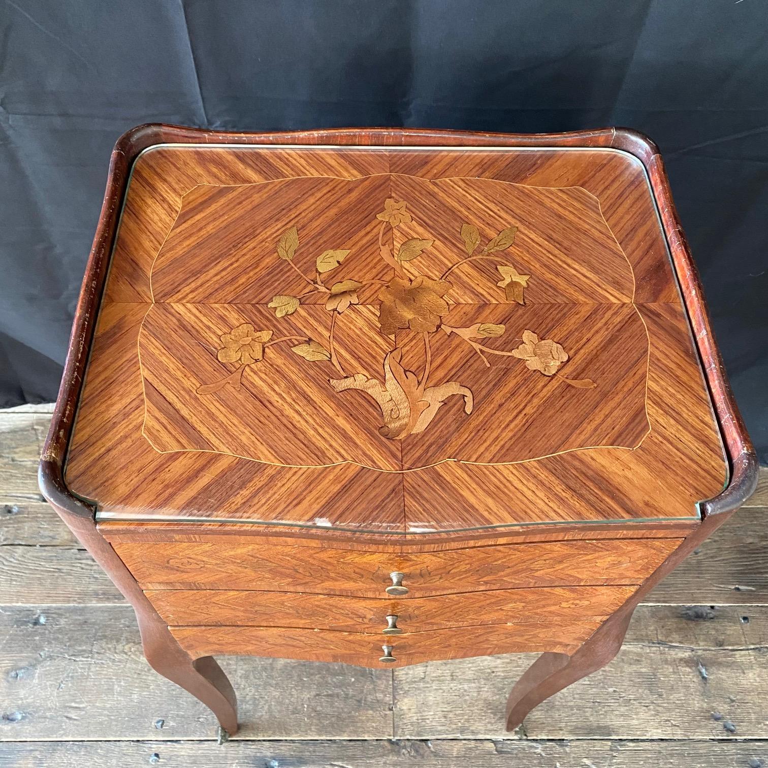 Pair of lovely antique French Louis XV inlaid night stands, bedside tables or side tables with intricate marquetry in the classic Louis XV style. The subtle contours and scroll forms are evident in the cornerposts and legs, supporting serpentine