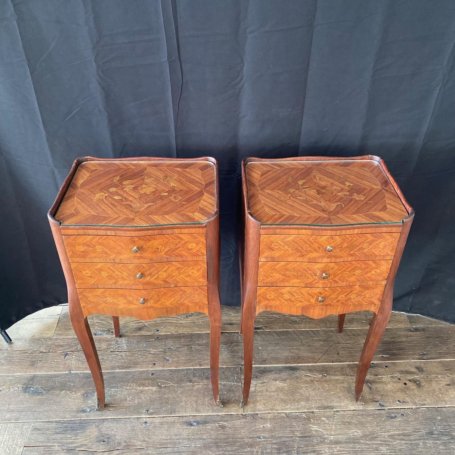 Early 20th Century Pair of Inlaid Antique French Louis XV Walnut and Fruitwood Night Stands For Sale