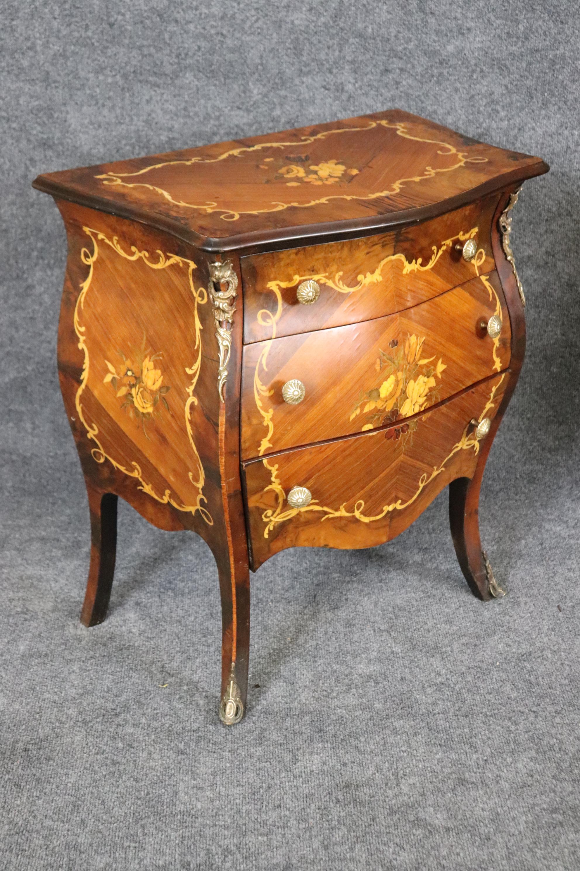 Walnut Pair of Inlaid Italian Bombe Night Stands Commodes Circa 1940 For Sale