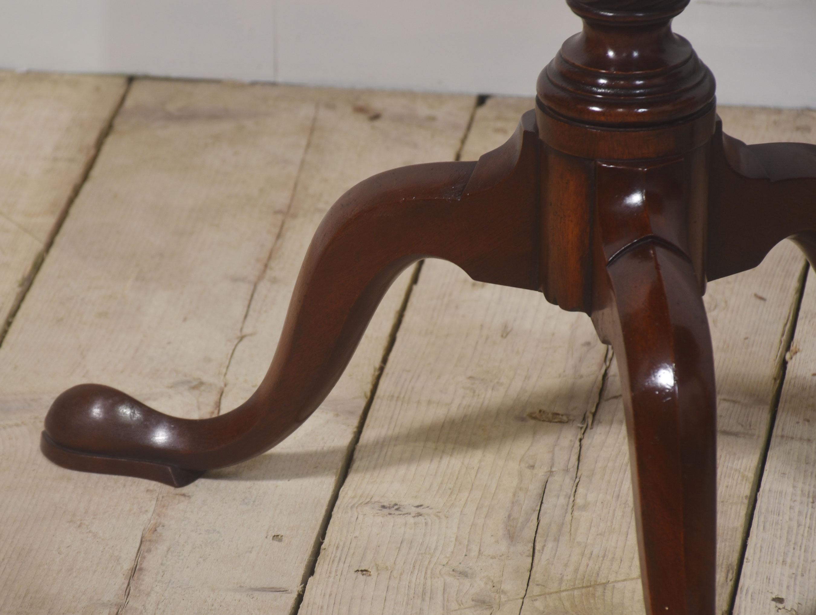 Paire de tables tripodes en acajou marqueté en vente 4