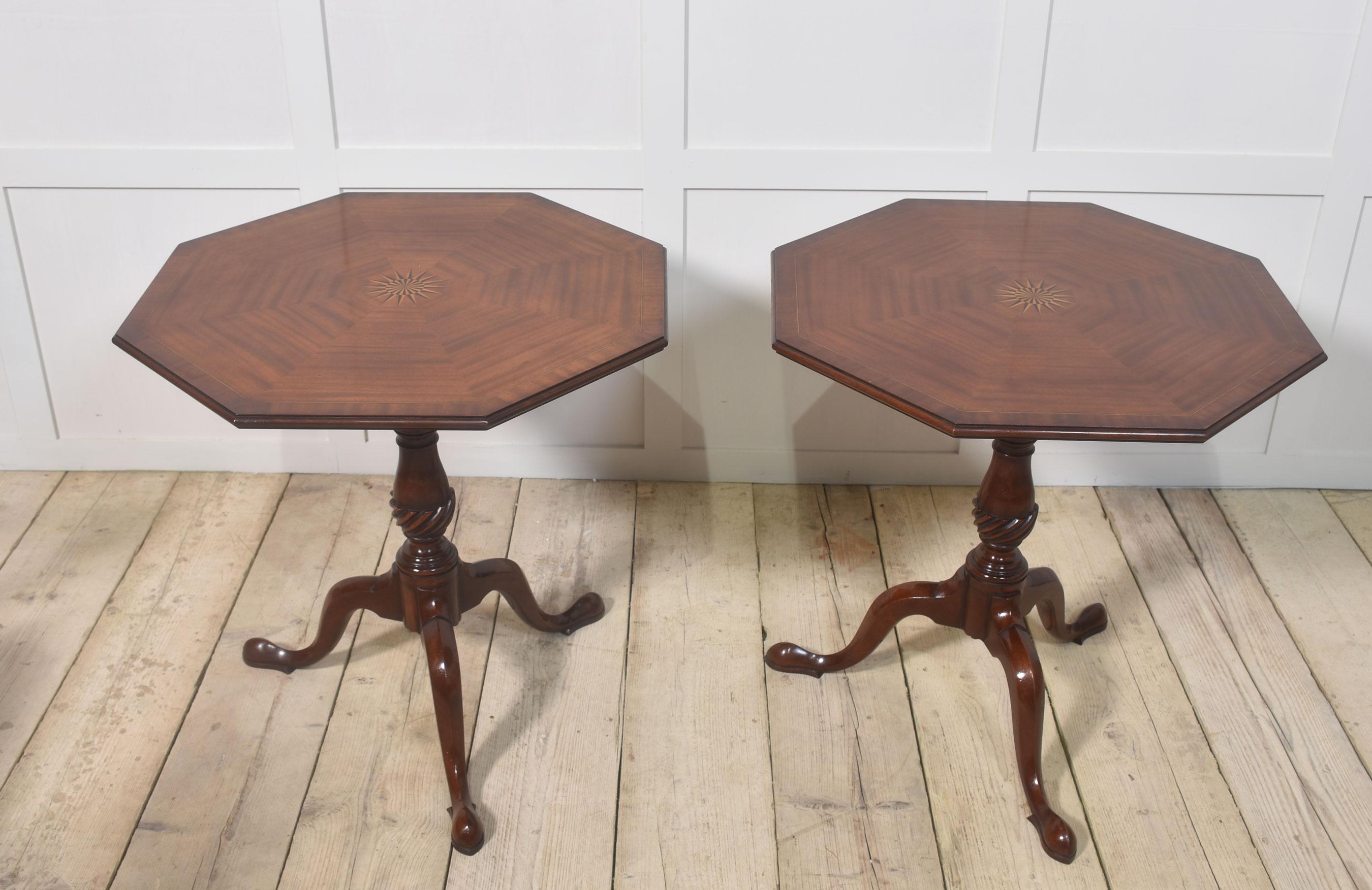 Paire de tables tripodes en acajou marqueté en vente 5