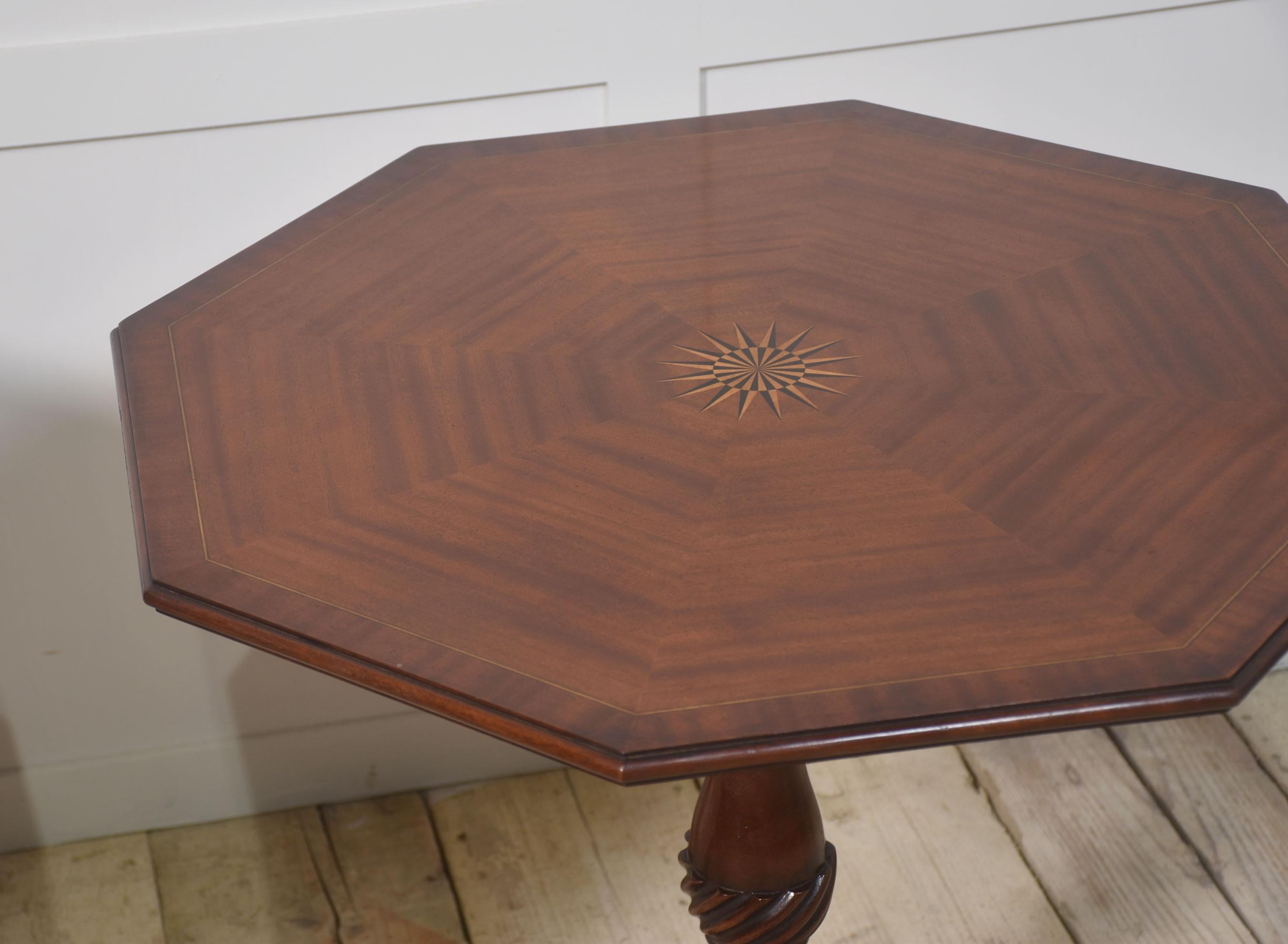 Paire de tables tripodes en acajou marqueté en vente 6