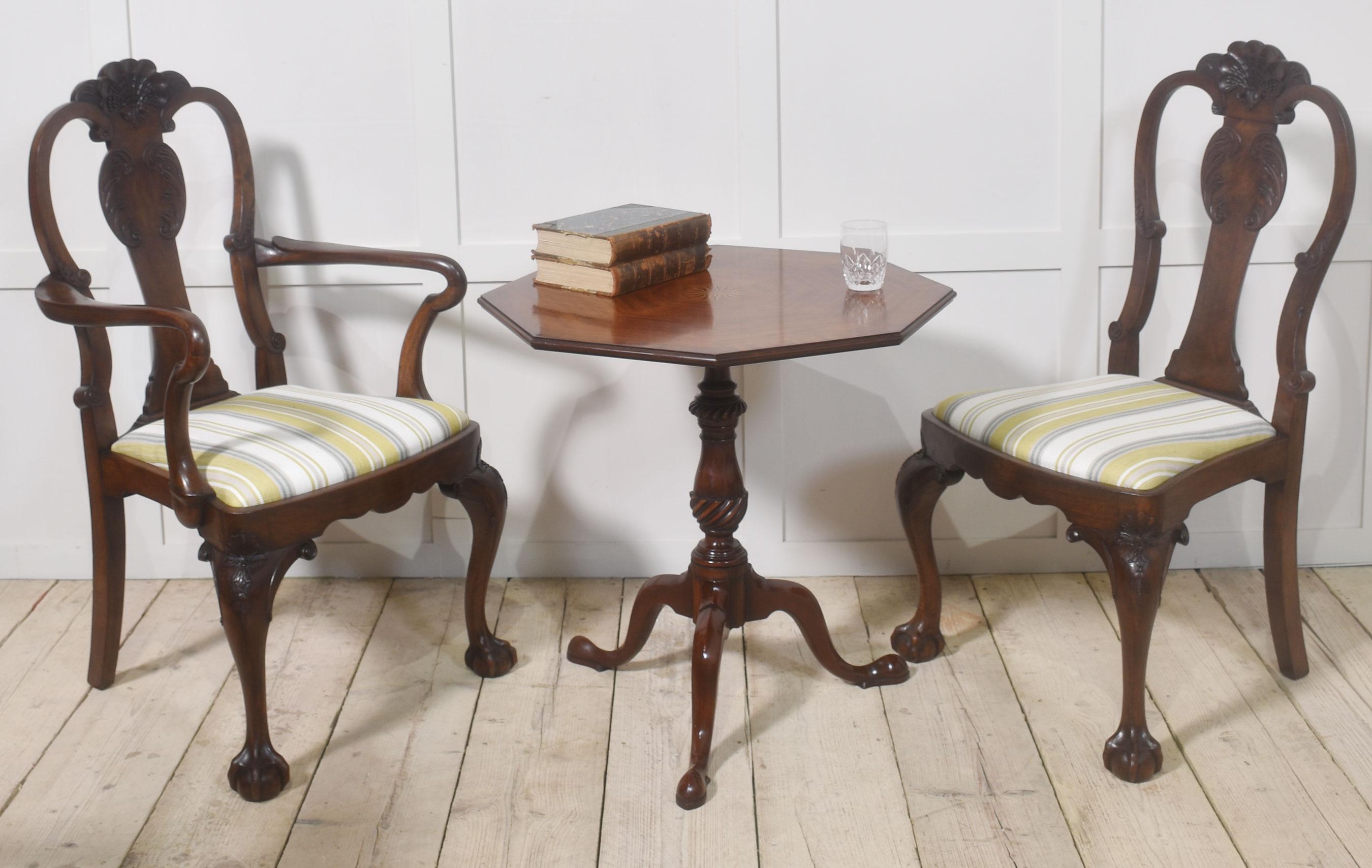 Paire de tables tripodes en acajou marqueté en vente 7