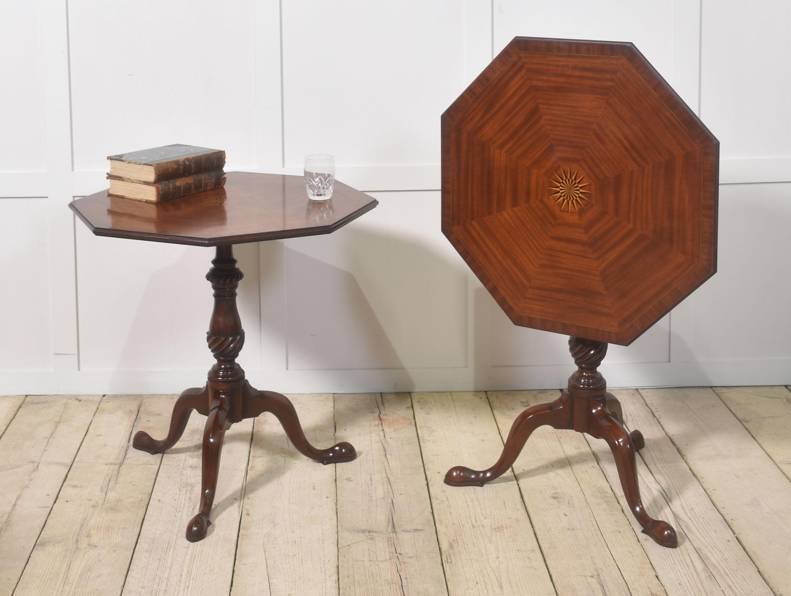 Paire de tables tripodes en acajou incrusté, de style George III, les plateaux octogonaux à bascule sur une colonne à balustre tournée, reposant sur trois pieds évasés se terminant par des pieds pad.
Dimensions
Hauteur 28 pouces
Largeur 27,5