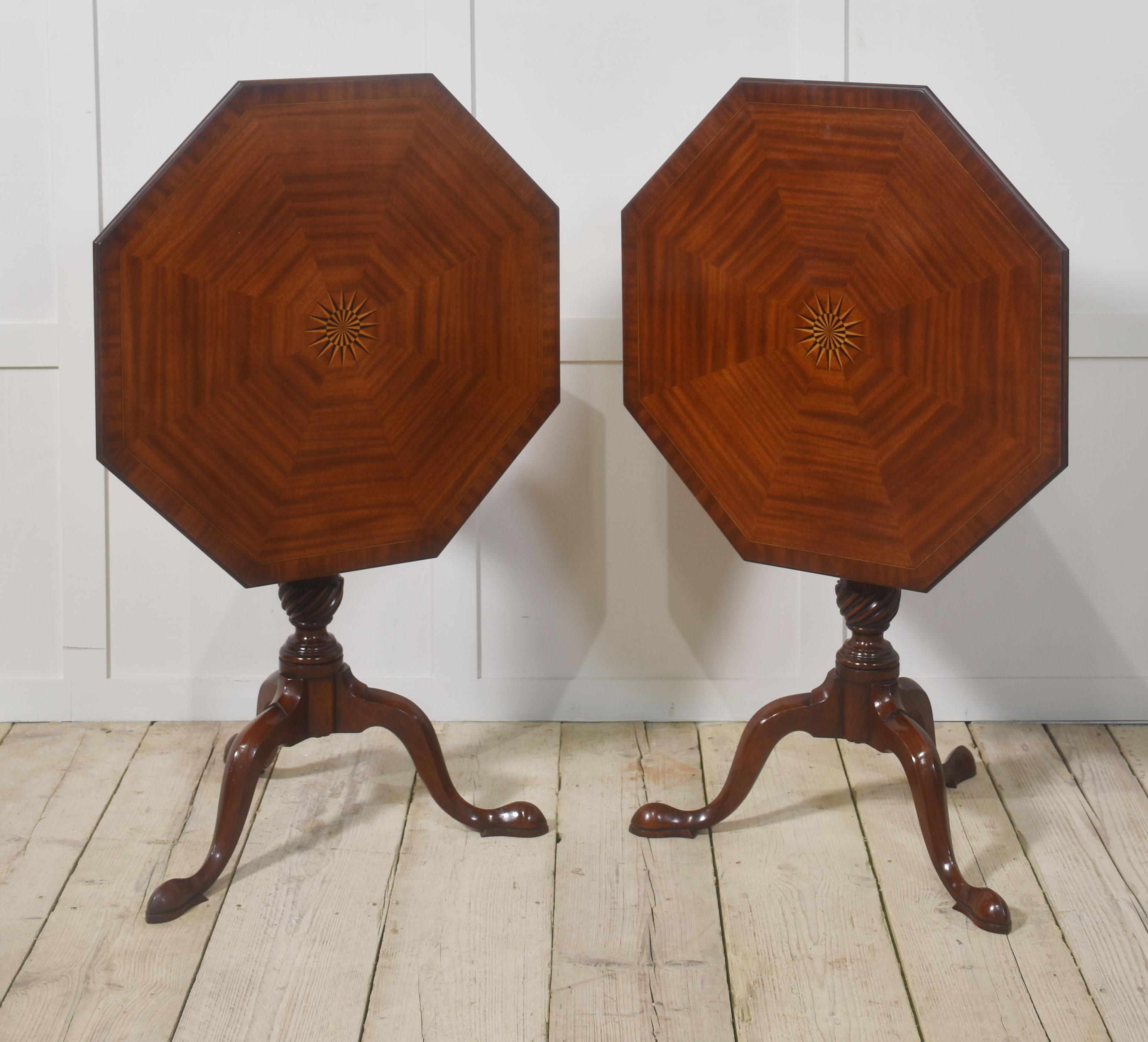 Britannique Paire de tables tripodes en acajou marqueté en vente