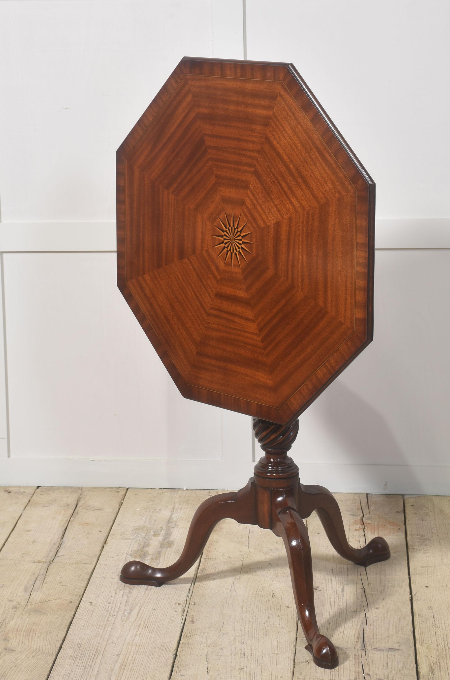 Paire de tables tripodes en acajou marqueté Bon état - En vente à Cheshire, GB