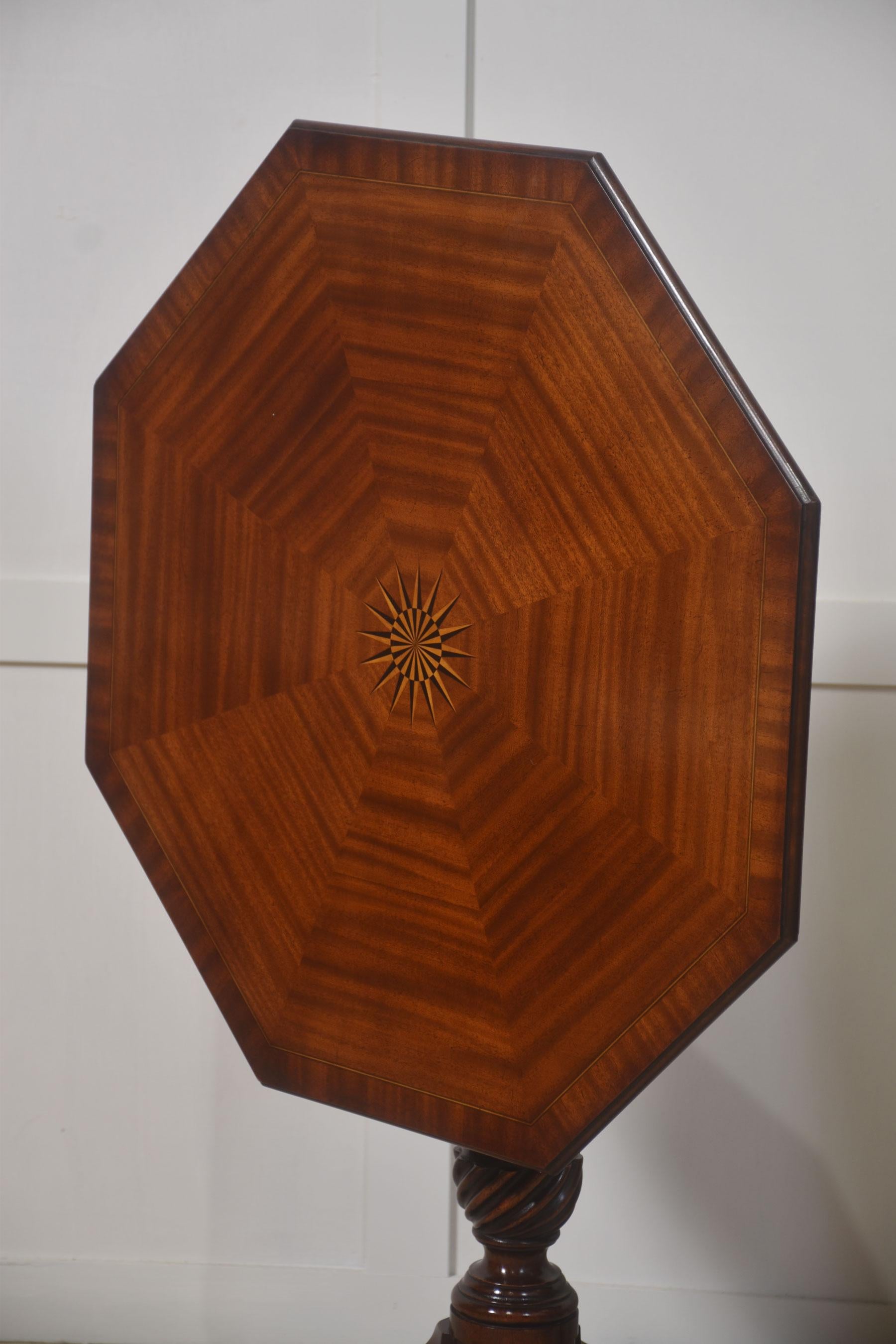 20ième siècle Paire de tables tripodes en acajou marqueté en vente
