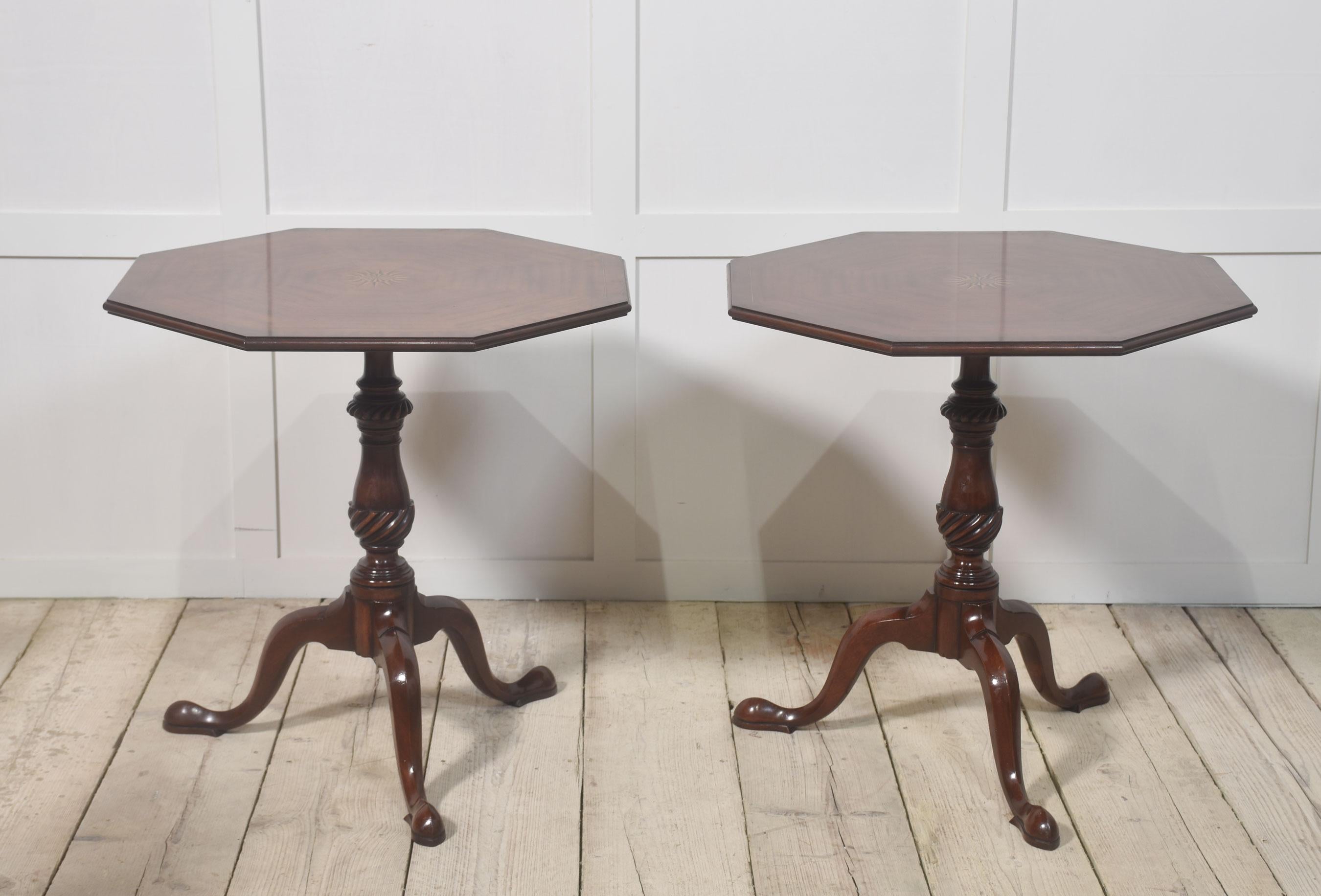 Bois Paire de tables tripodes en acajou marqueté en vente