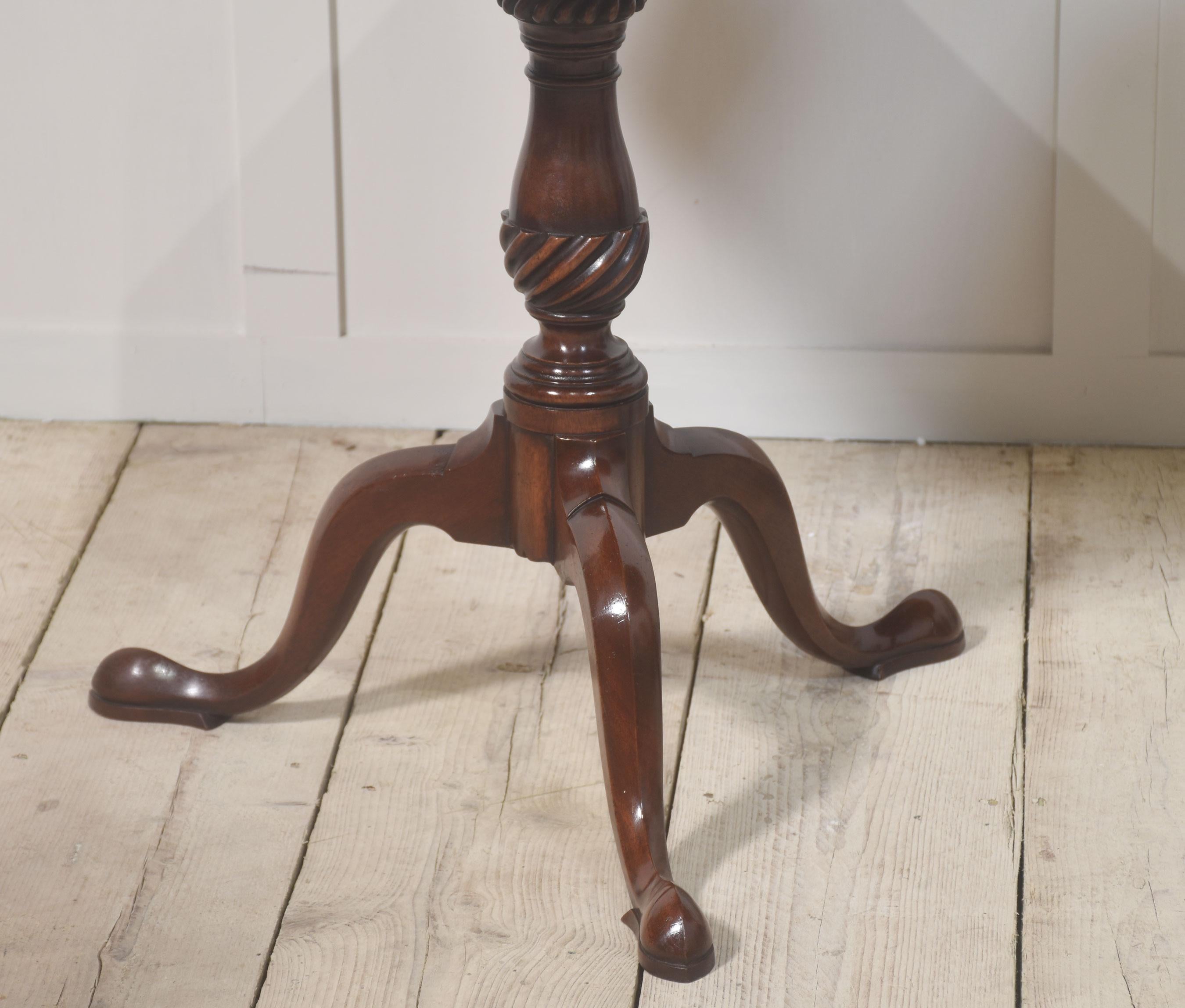 Paire de tables tripodes en acajou marqueté en vente 1