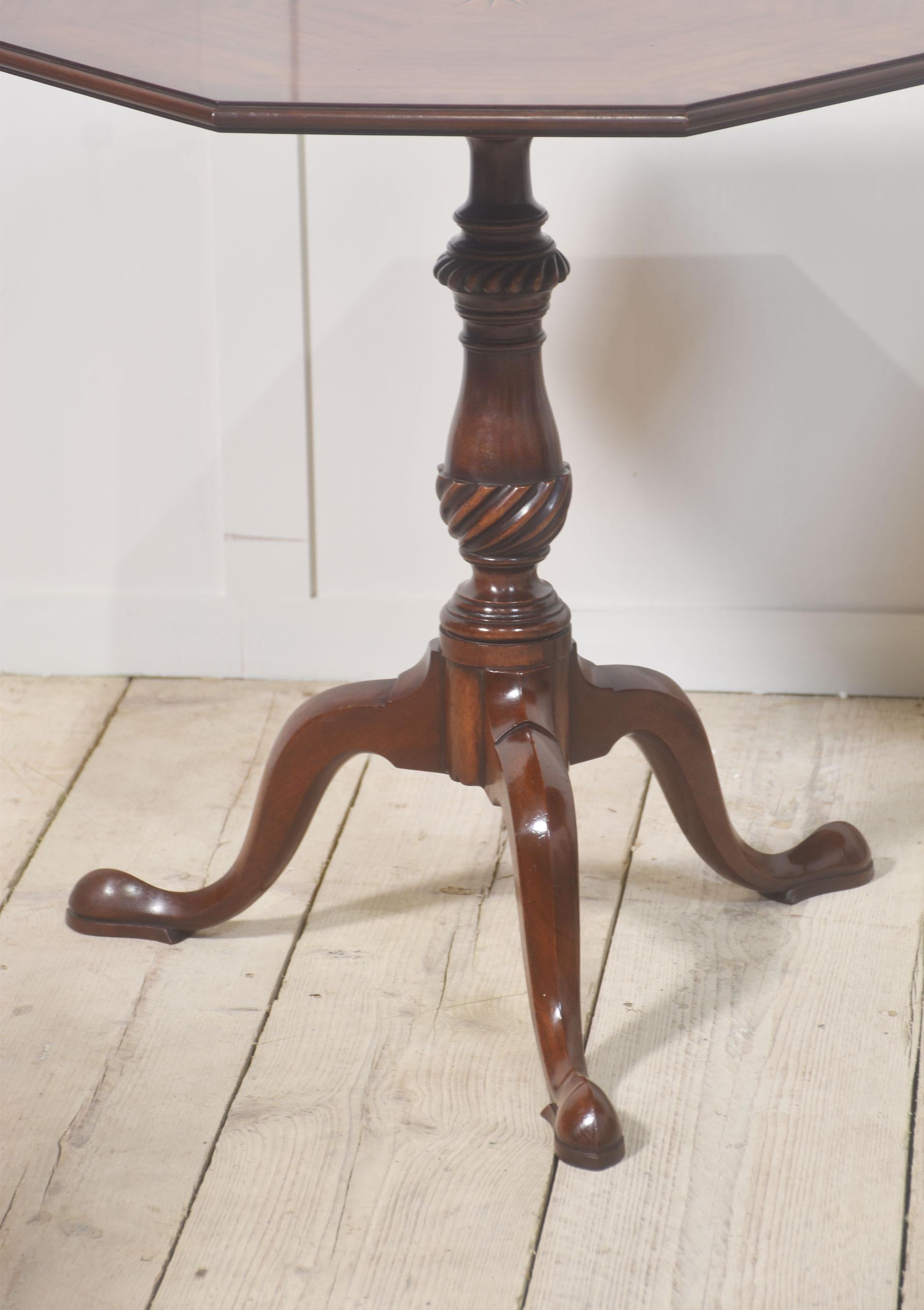 Paire de tables tripodes en acajou marqueté en vente 2