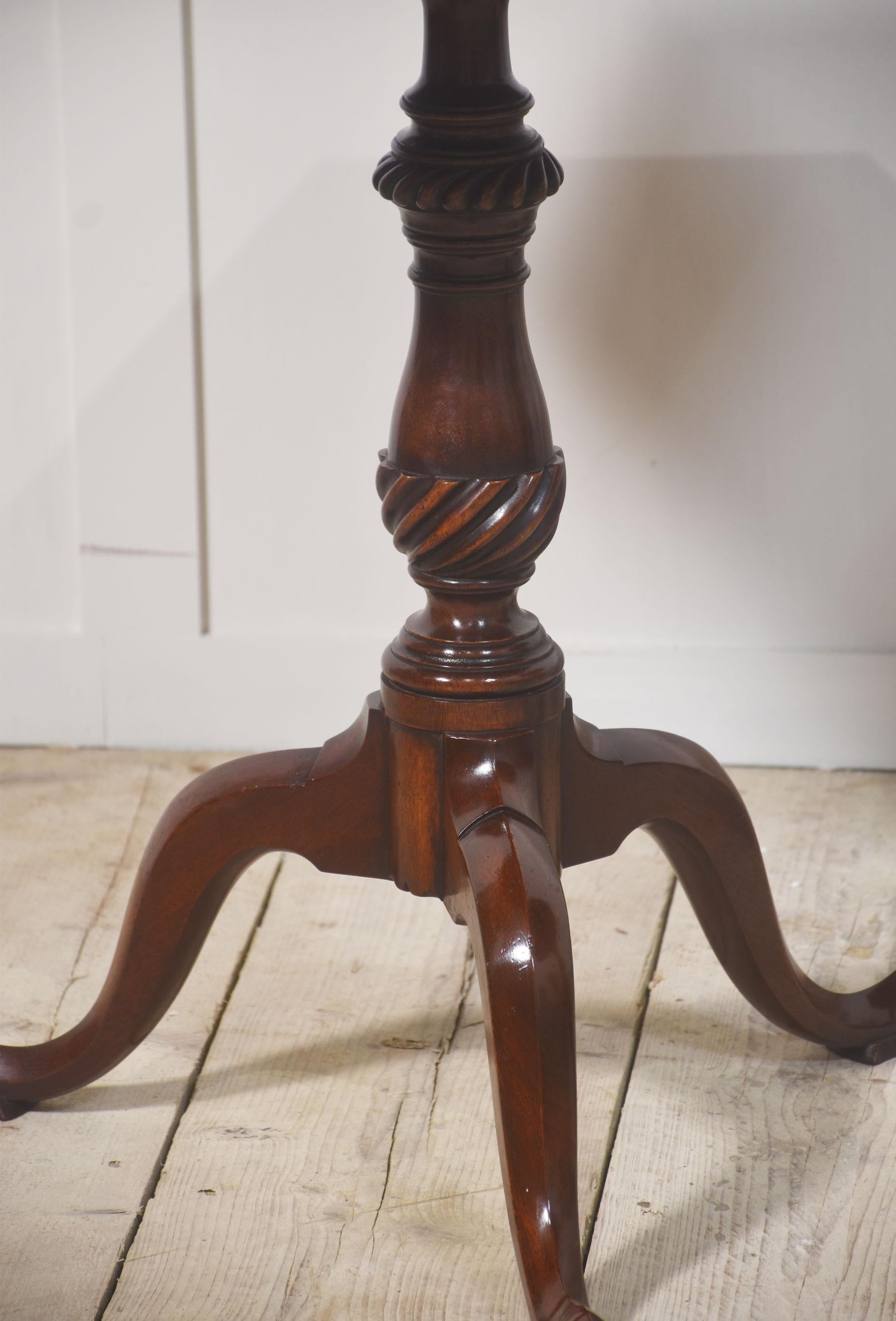 Paire de tables tripodes en acajou marqueté en vente 3
