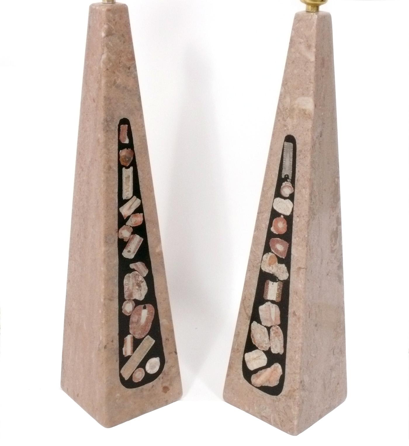 Italiano Coppia di lampade in marmo intarsiato o in pietra dura della metà del secolo scorso in vendita