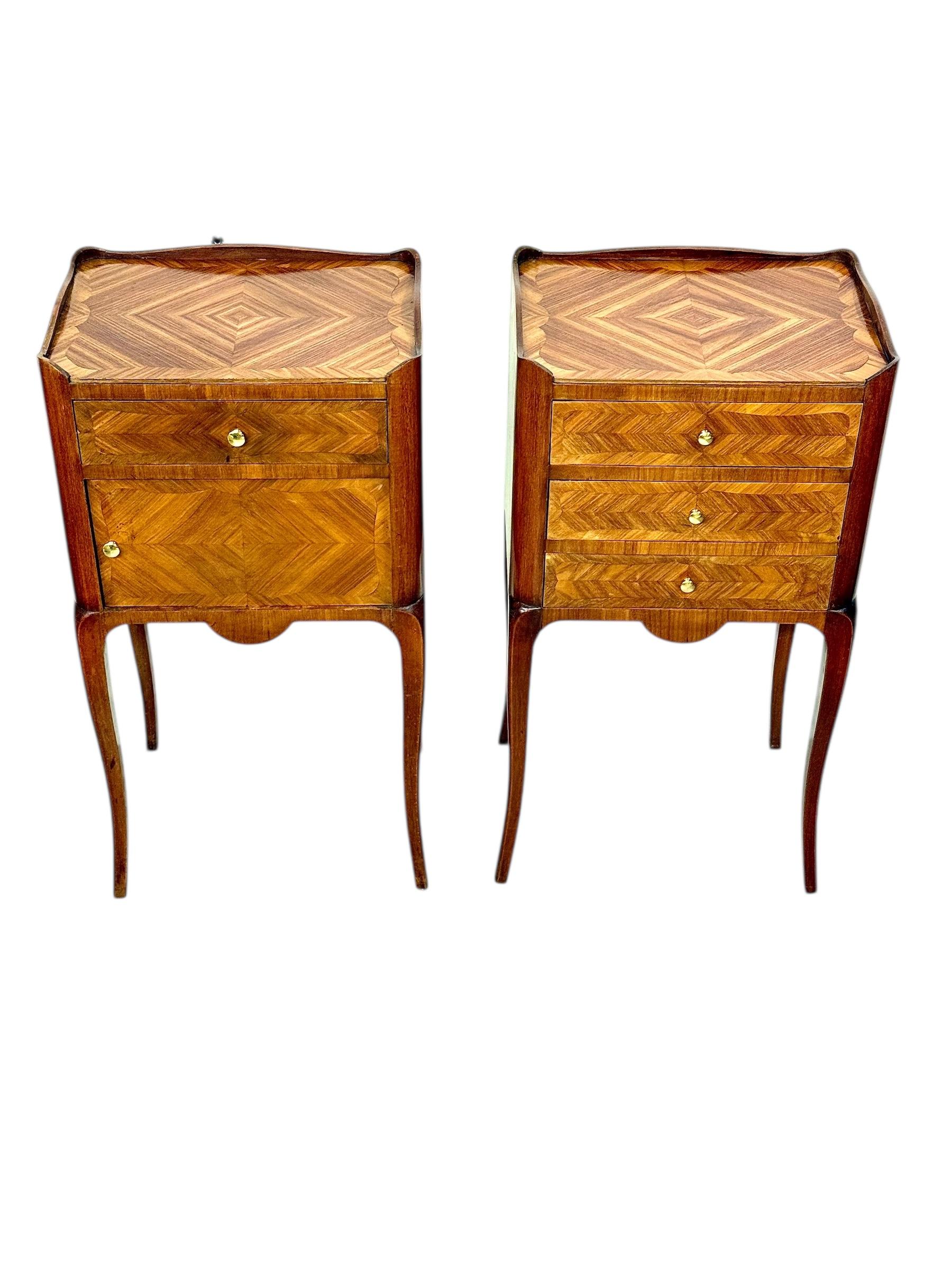 Dieses elegante Paar französischer Nachttische vom Anfang des 20. Jahrhunderts zeichnet sich durch zeitlose Handwerkskunst und raffiniertes Design aus. Sie sind im Louis XV-Stil gefertigt und verfügen über anmutige Cabriole-Beine und ein