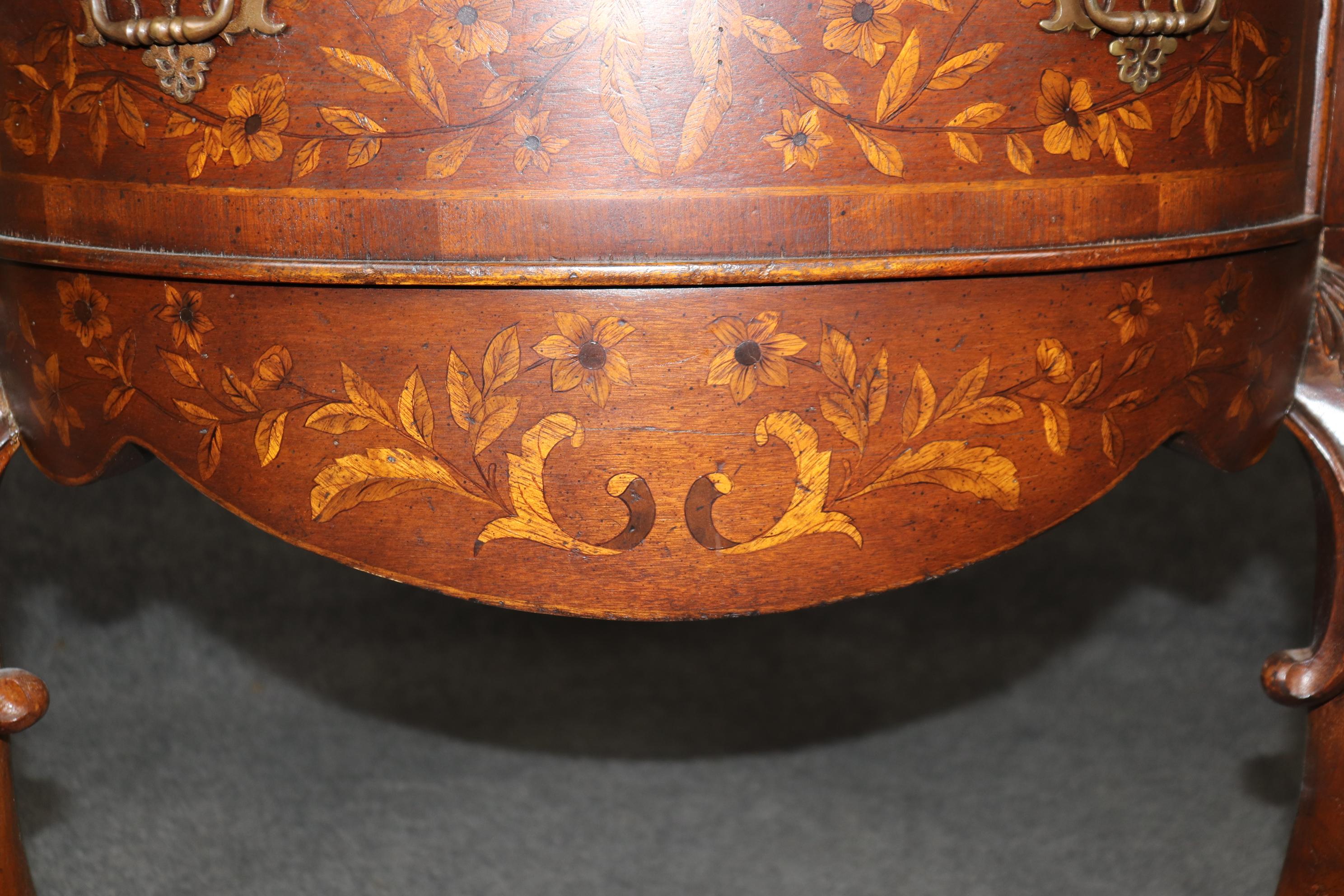 Ein Paar Konsolen aus Nussbaumholz mit Intarsien im edwardianischen Stil von John Richard mit Papageien im Angebot 4