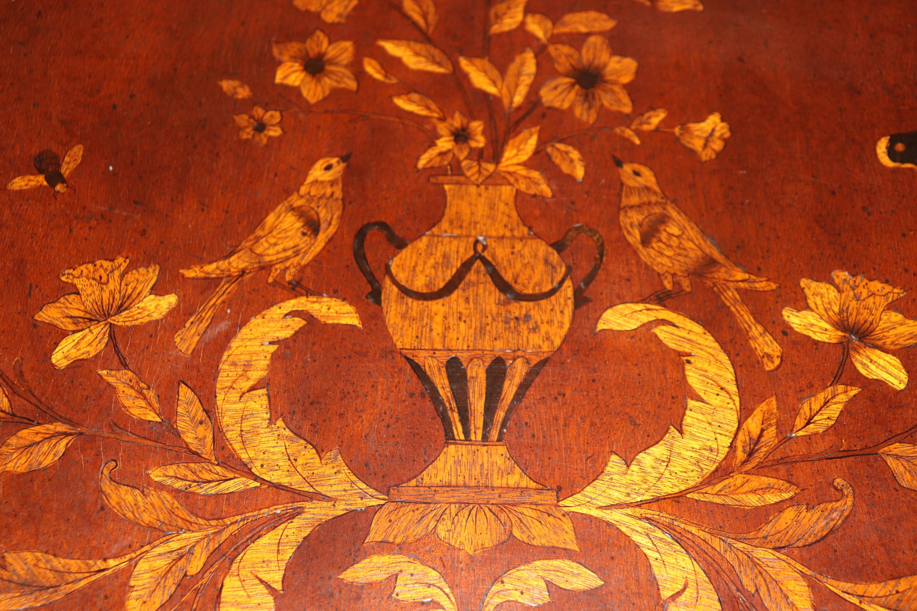 Ein Paar Konsolen aus Nussbaumholz mit Intarsien im edwardianischen Stil von John Richard mit Papageien (Unbekannt) im Angebot