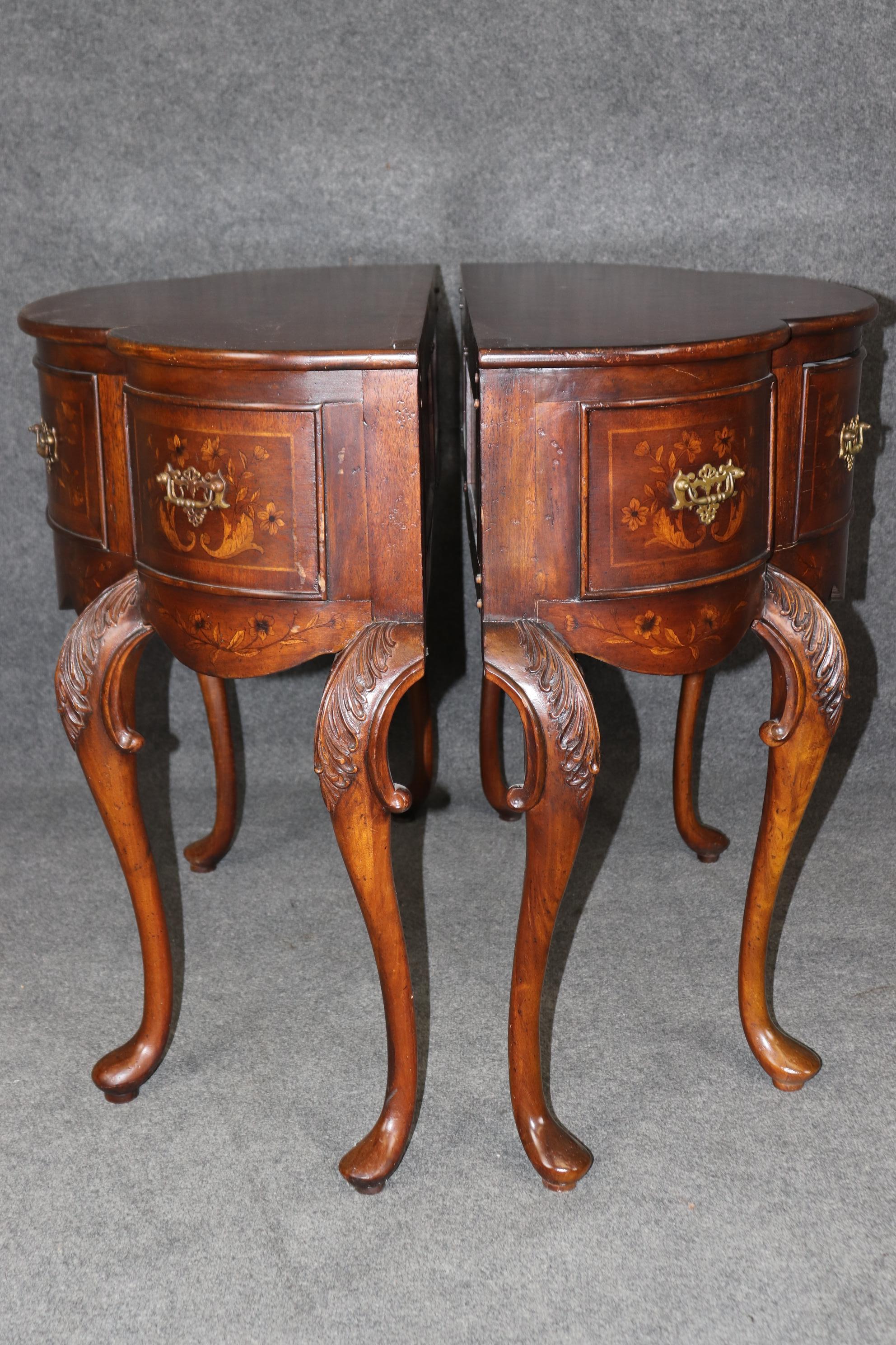 Ein Paar Konsolen aus Nussbaumholz mit Intarsien im edwardianischen Stil von John Richard mit Papageien im Zustand „Gut“ im Angebot in Swedesboro, NJ
