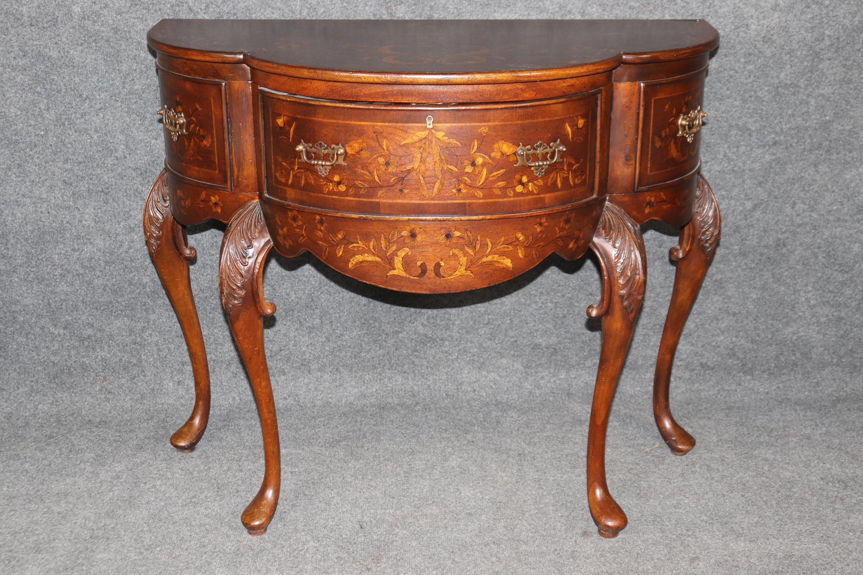 Ein Paar Konsolen aus Nussbaumholz mit Intarsien im edwardianischen Stil von John Richard mit Papageien (Walnuss) im Angebot