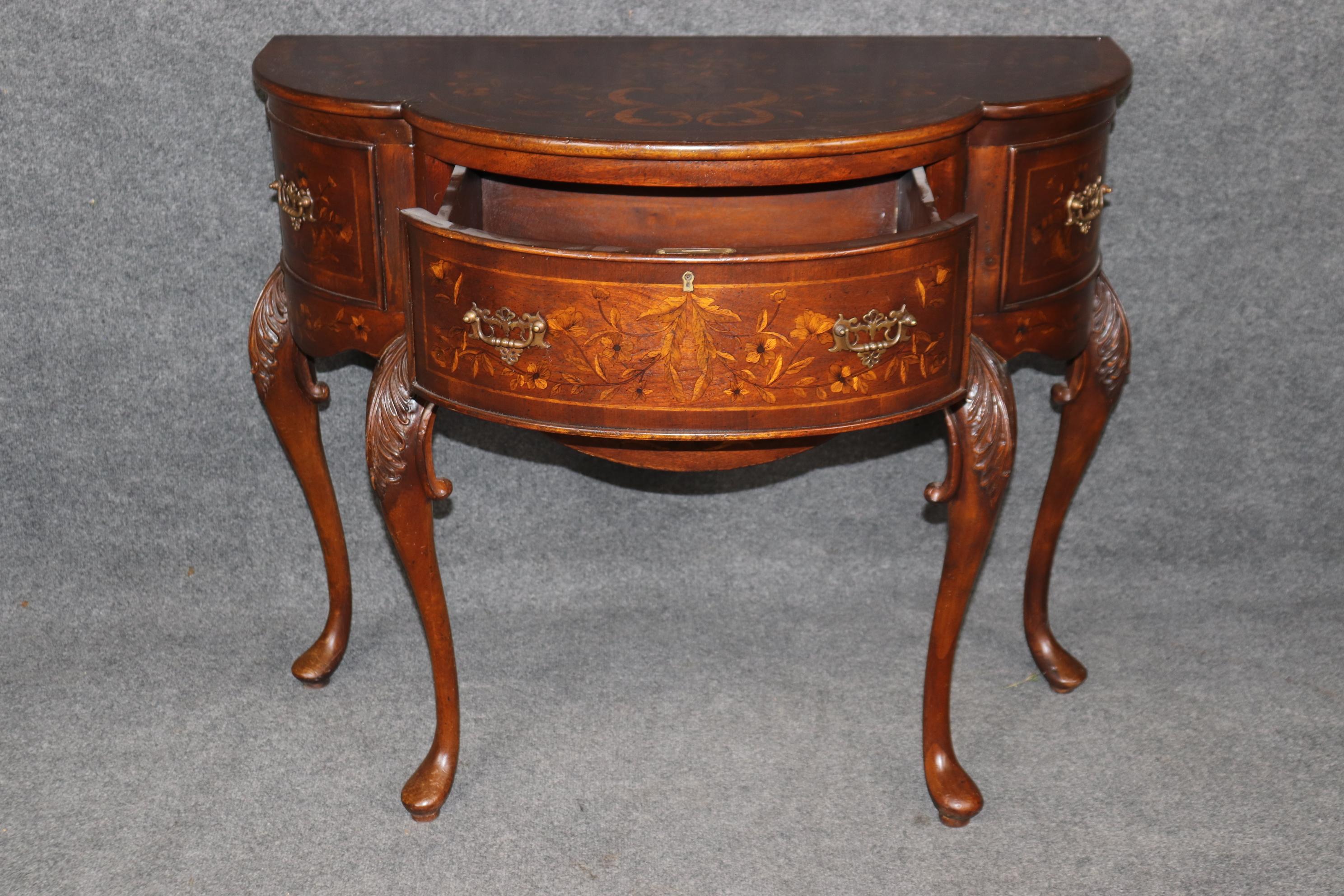 Ein Paar Konsolen aus Nussbaumholz mit Intarsien im edwardianischen Stil von John Richard mit Papageien im Angebot 1