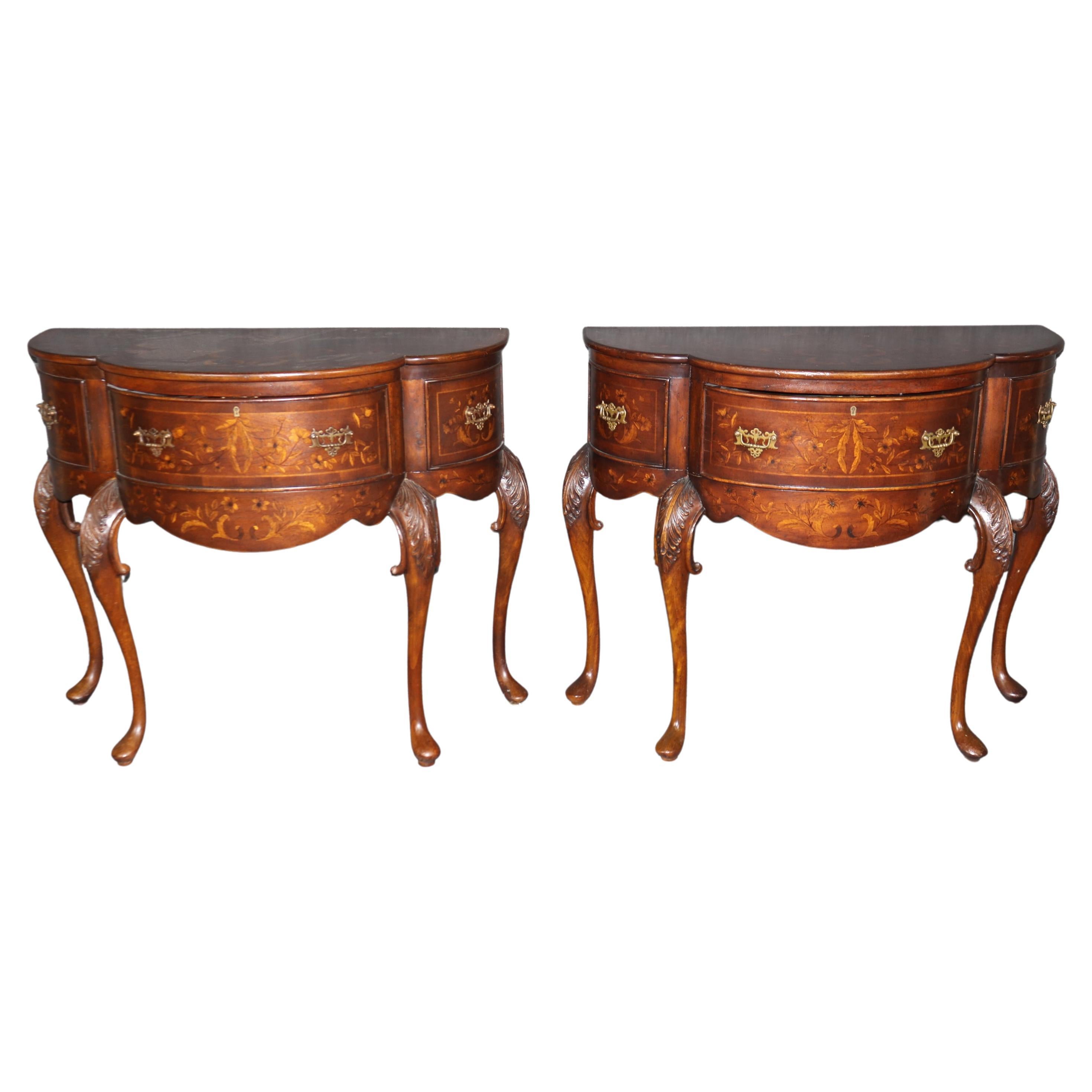 Ein Paar Konsolen aus Nussbaumholz mit Intarsien im edwardianischen Stil von John Richard mit Papageien im Angebot