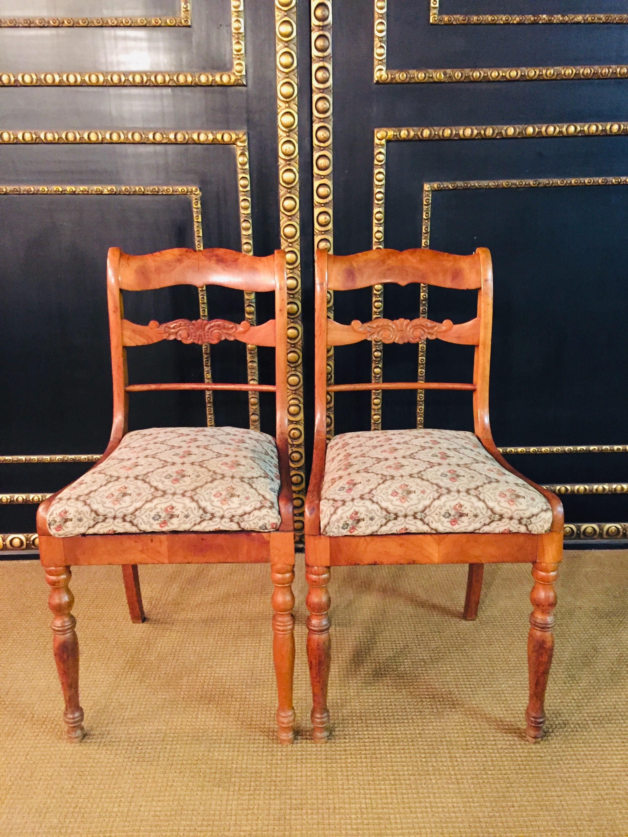 A pair of interesting Biedermeier chairs, circa 1840
Cherry tree, straight frame on flared, ball-shaped legs. Rectangular backrest frame with finely curved end and corresponding center bar. Seat padded with removable seat.
A good historical