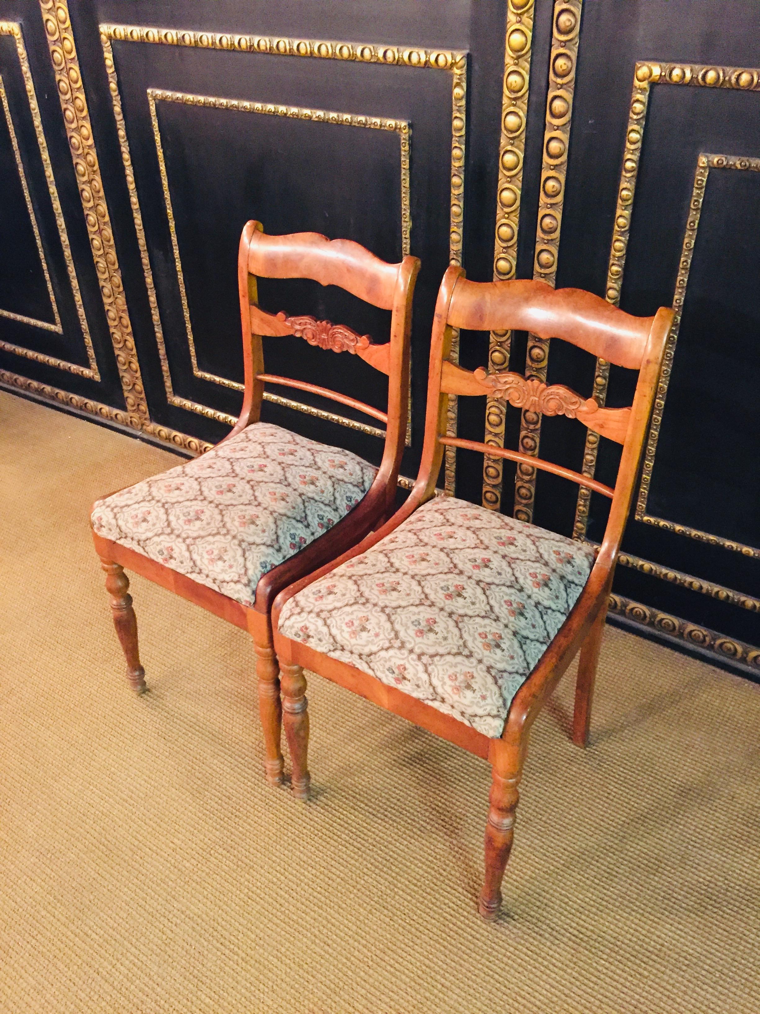 Allemand Paire d'intéressantes chaises Biedermeier en bois de cerisier, vers 1840  en vente