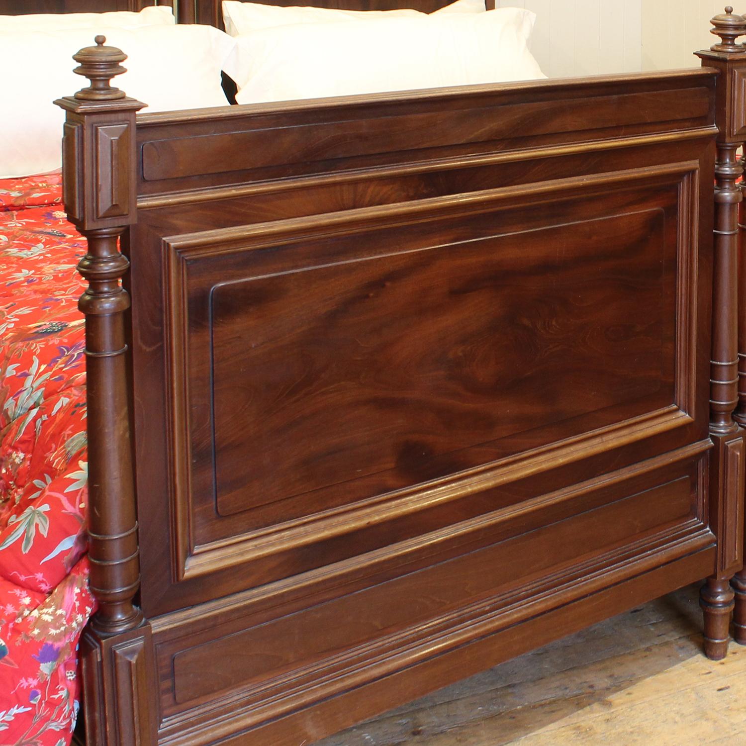 Pair of Interlocked French Antique Wooden Beds, WK183 In Good Condition For Sale In Wrexham, GB