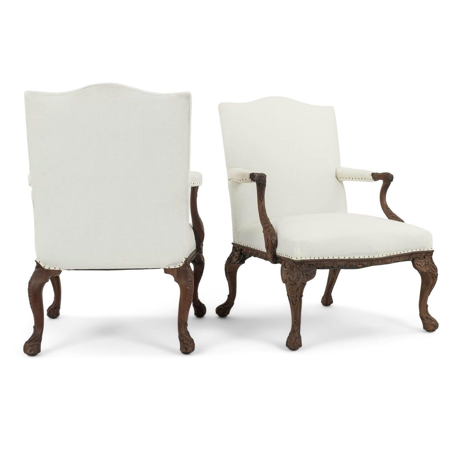 Paire de fauteuils de style rococo sculptés à la main en vente 4