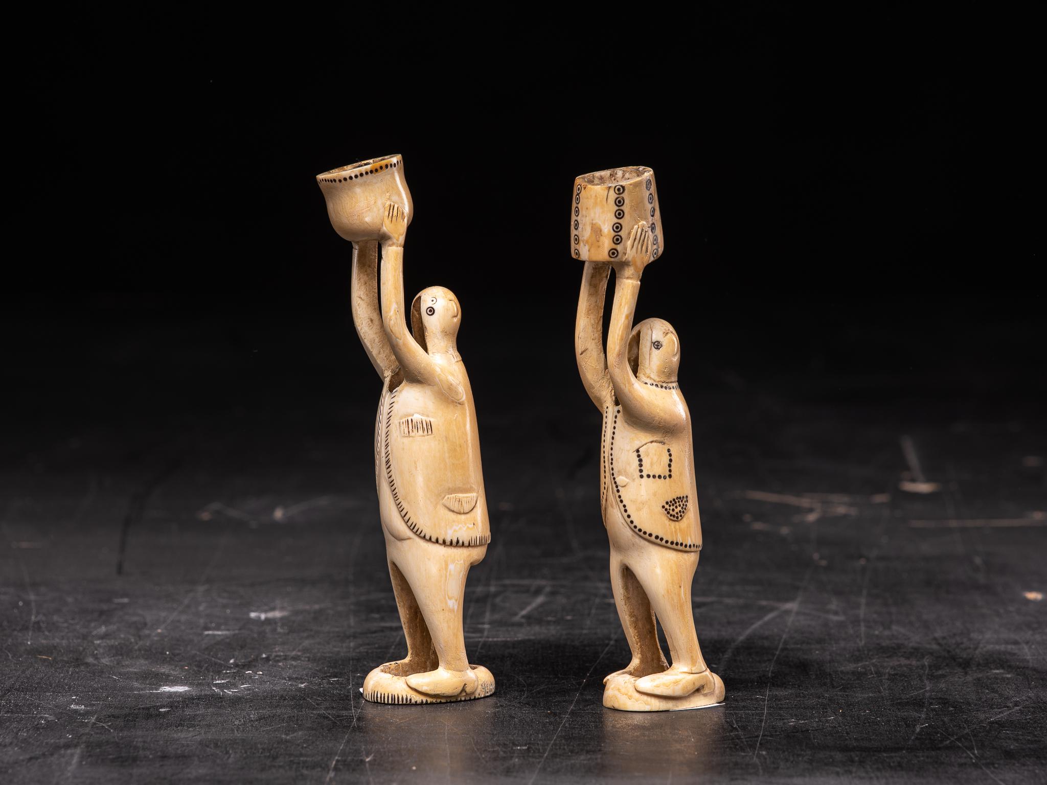 Questa coppia è un ottimo esempio di intaglio realizzato dai nativi Inuit. I nativi americani che vivono all'interno e al di sotto del Circolo Polare Artico.  Per intagliare venivano improvvisati strumenti fatti a mano.  e le trivelle a mano con