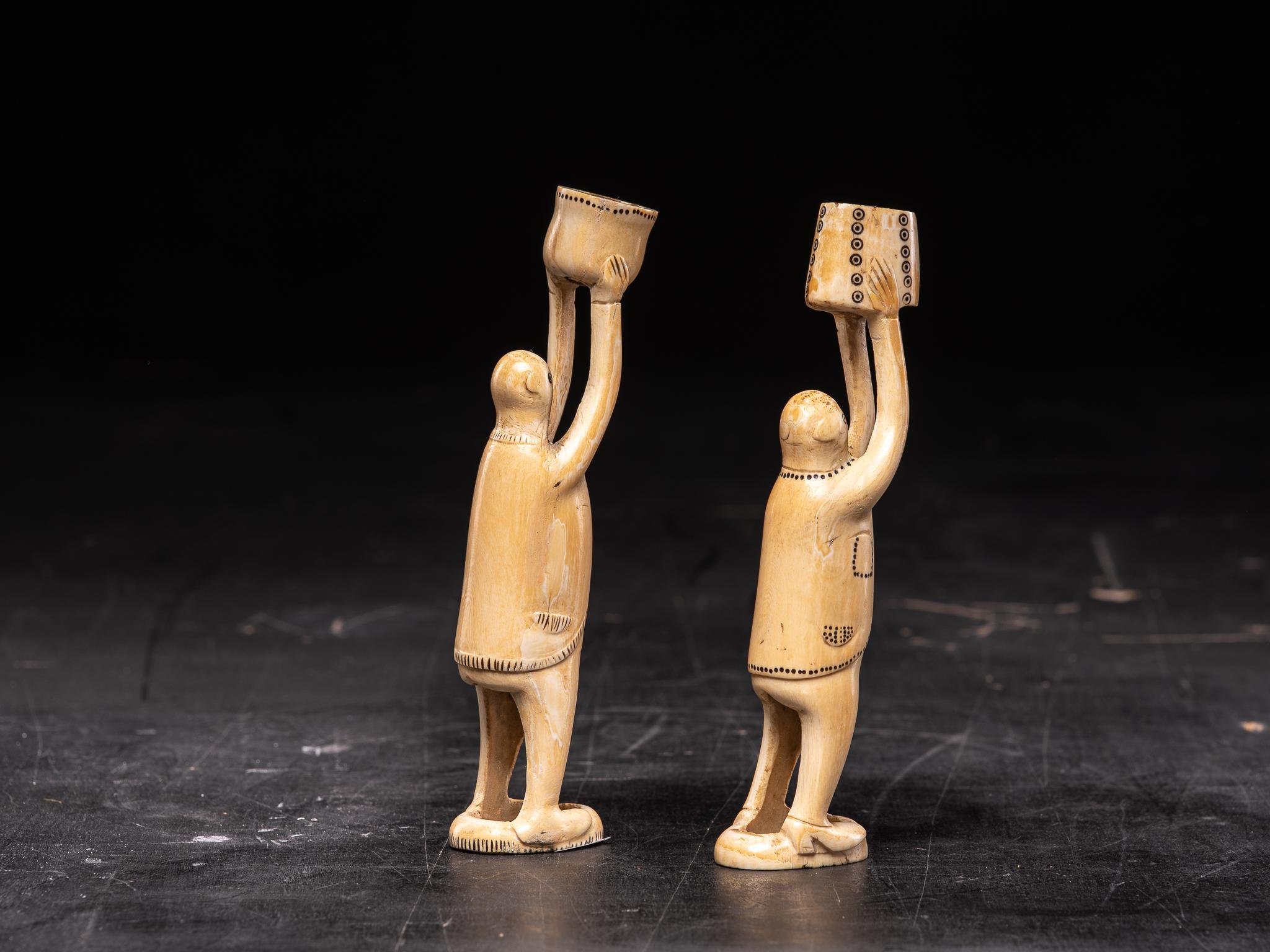 Intagliato a mano Pair of Inuit Male Statues carved in Caribou bone-probably Nunivak, 20th Century in vendita